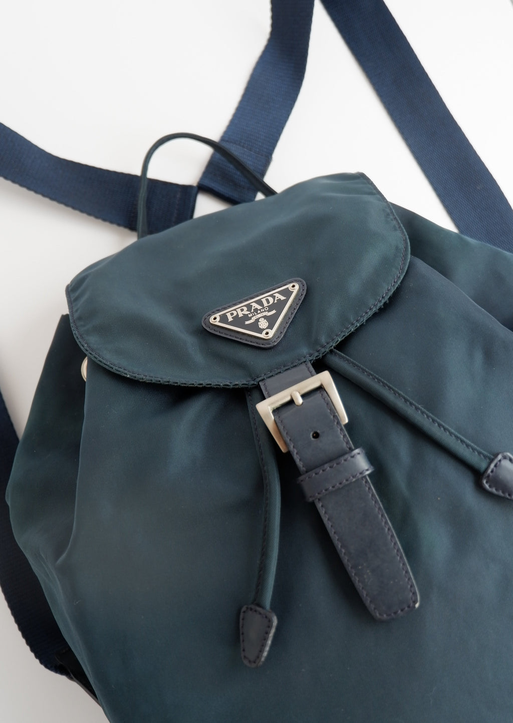 Sac à dos Prada en nylon bleu marine d'occasion et authentique