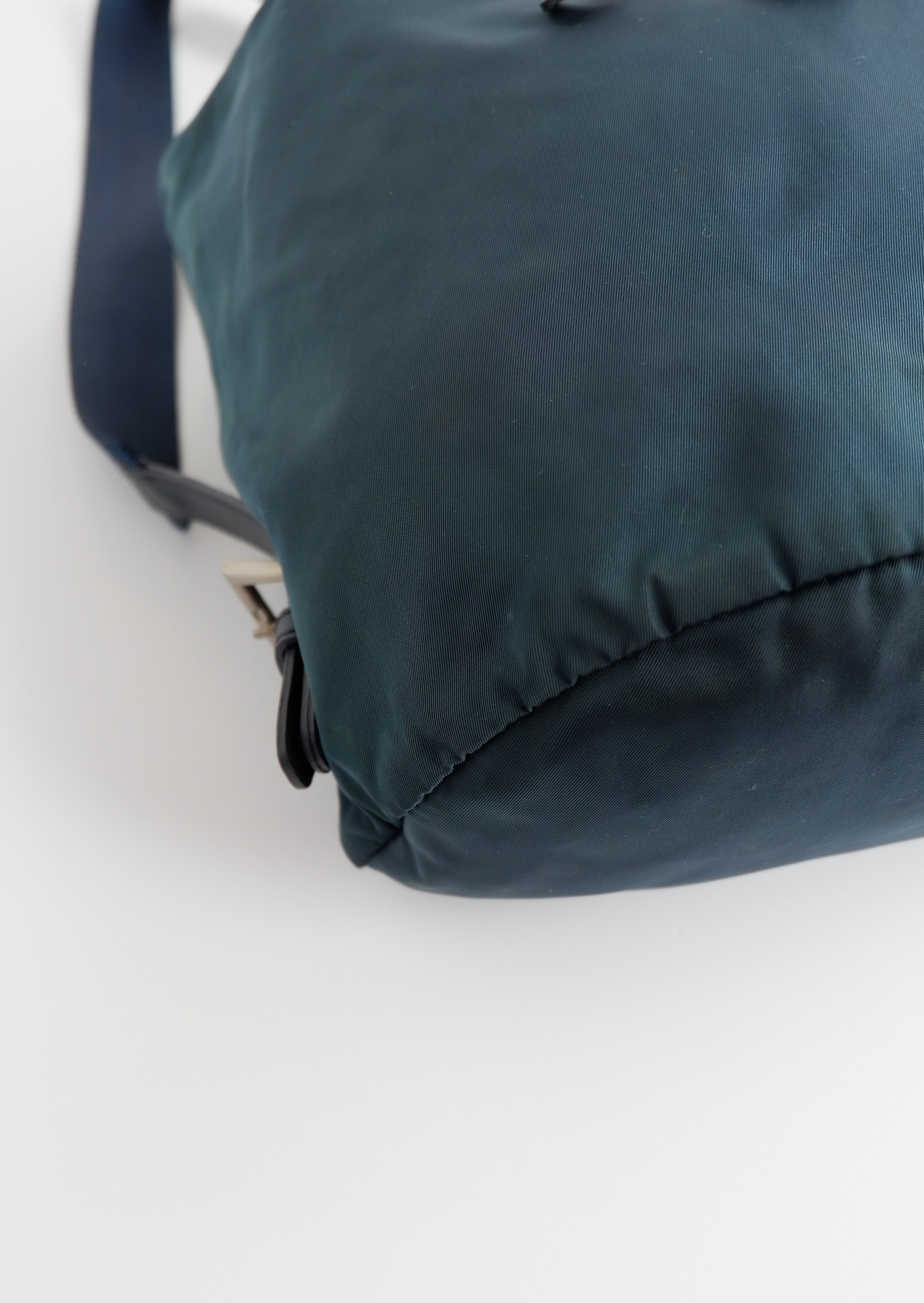 Sac à dos Prada en nylon bleu marine d'occasion et authentique