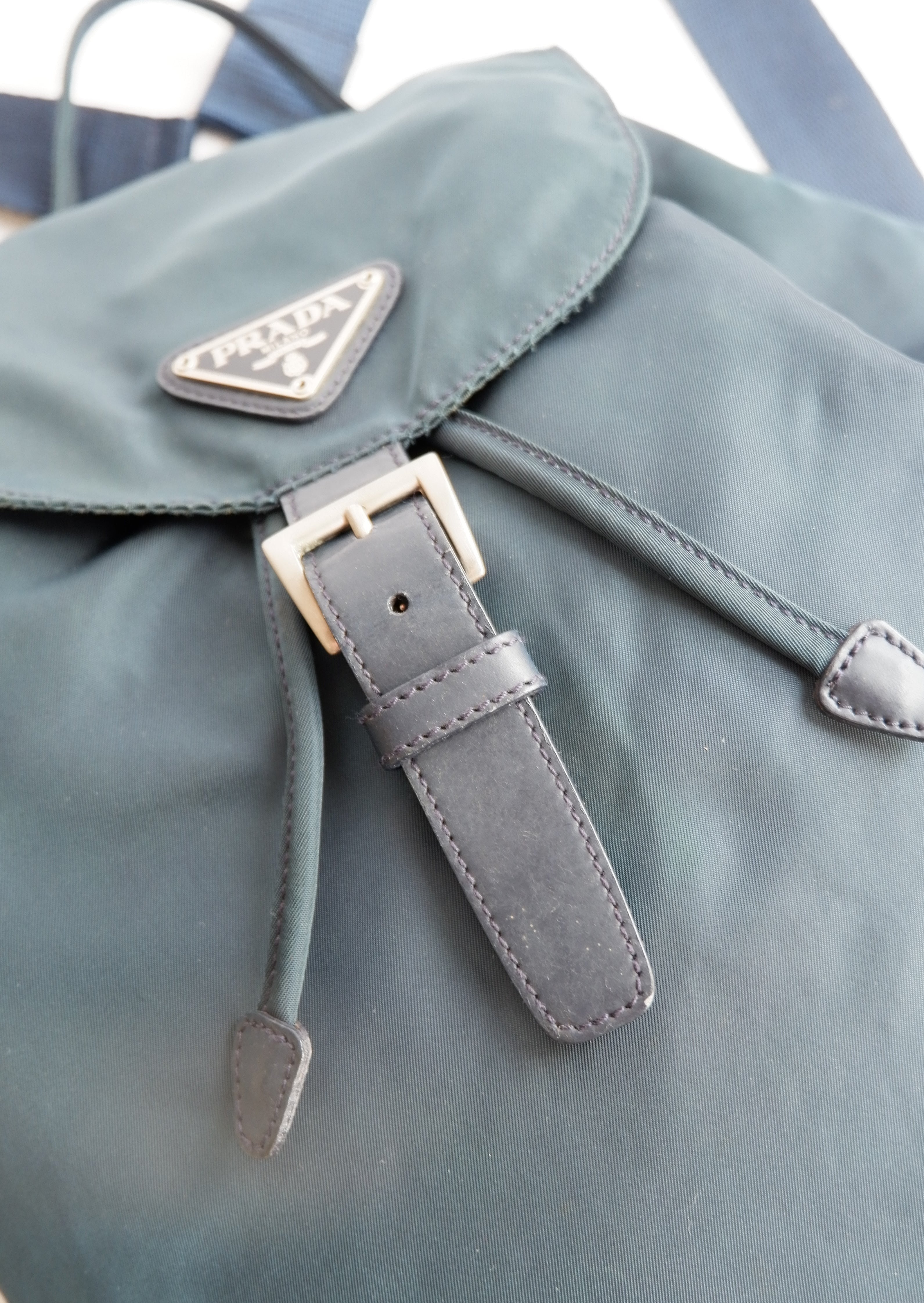Sac à dos Prada en nylon bleu marine d'occasion et authentique
