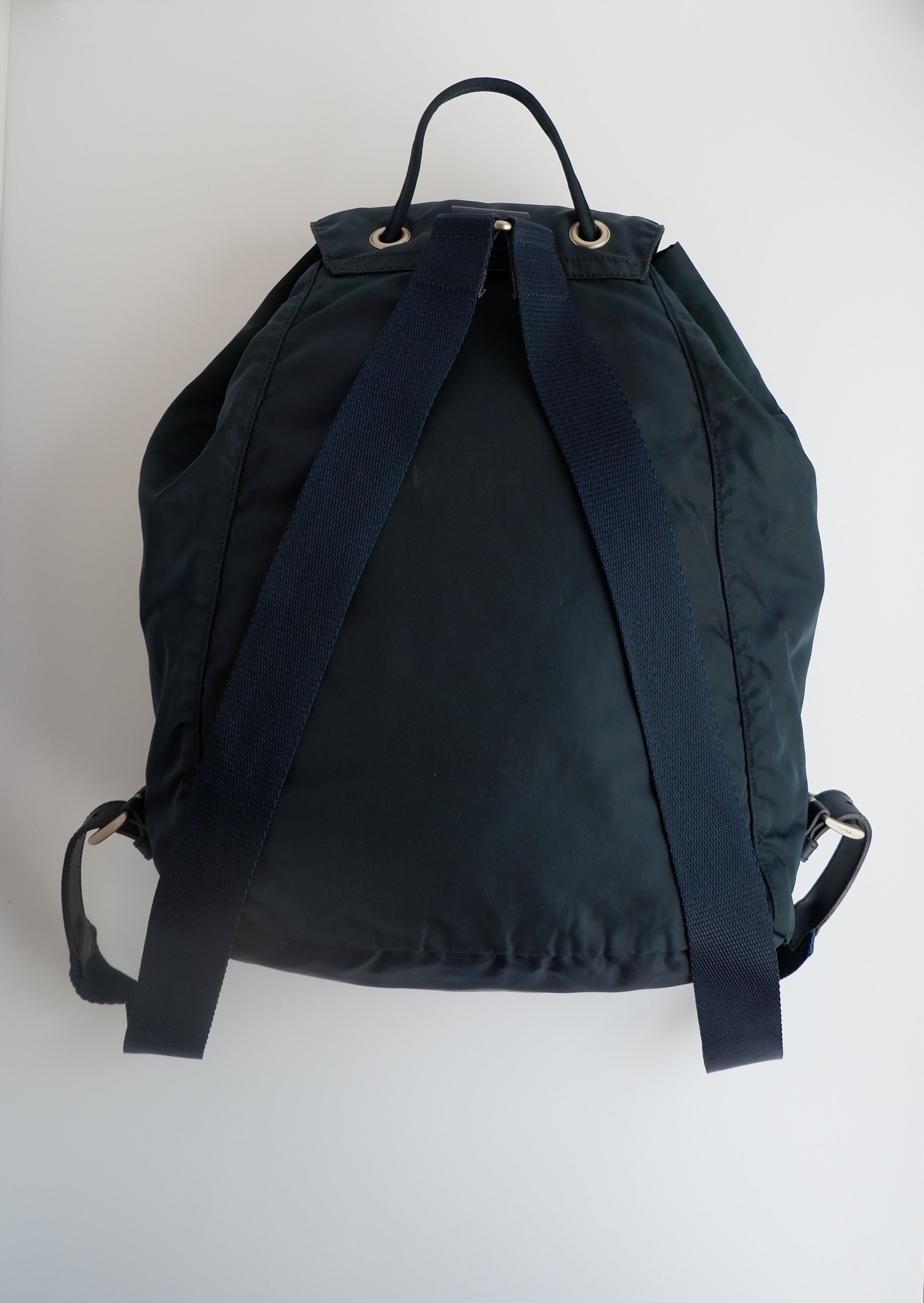 Sac à dos Prada en nylon bleu marine d'occasion et authentique