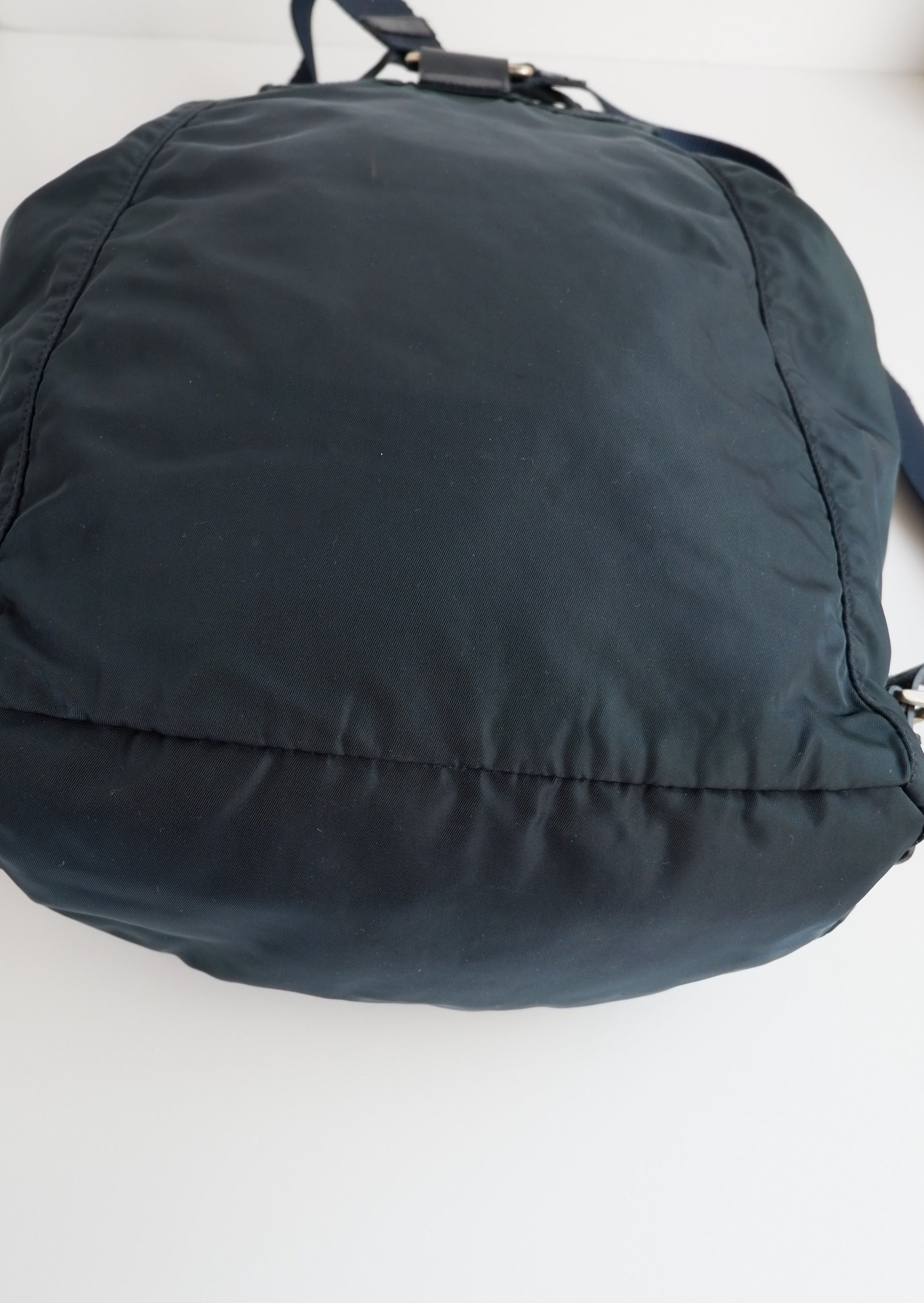 Sac à dos Prada en nylon bleu marine d'occasion et authentique