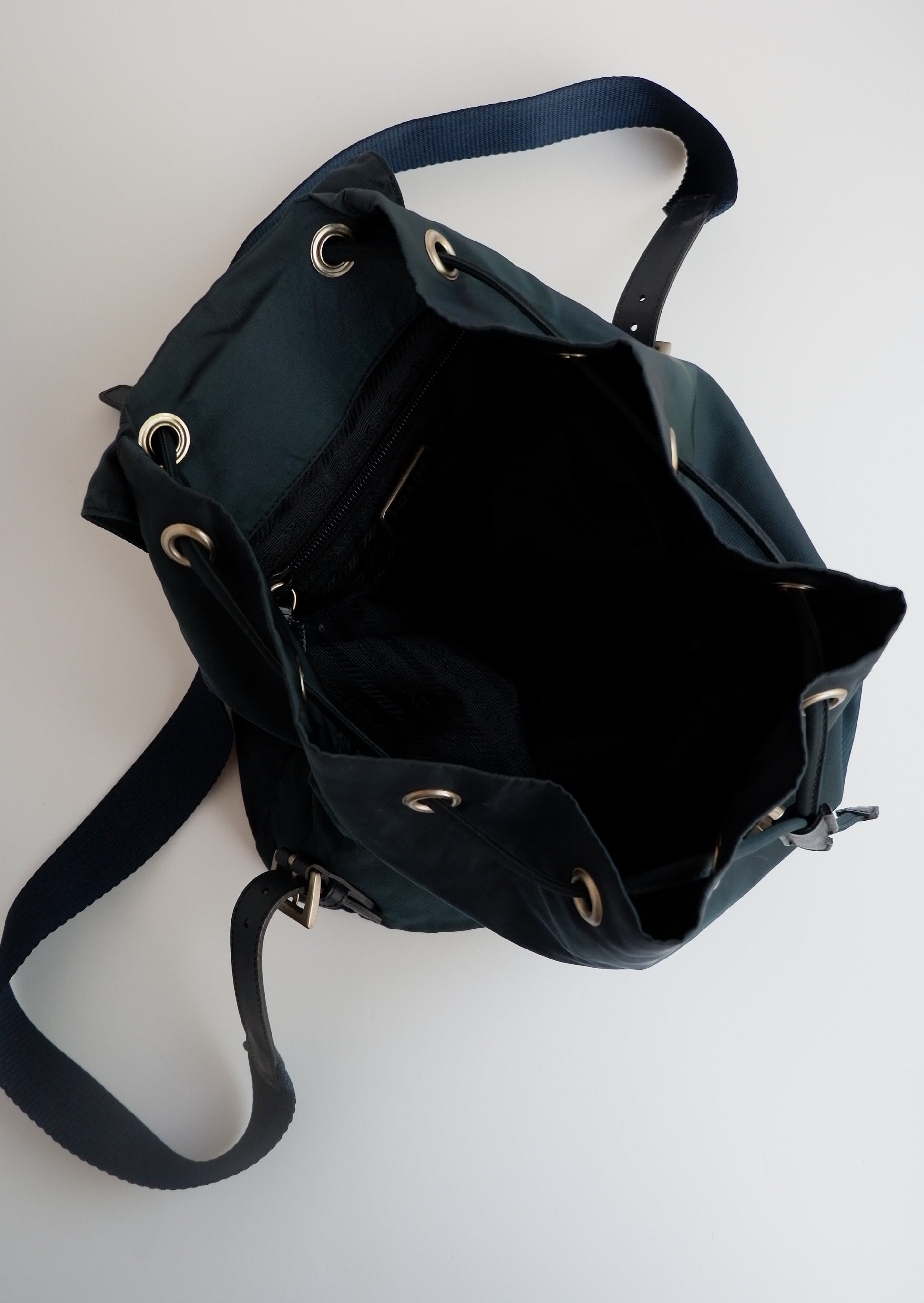 Sac à dos Prada en nylon bleu marine d'occasion et authentique