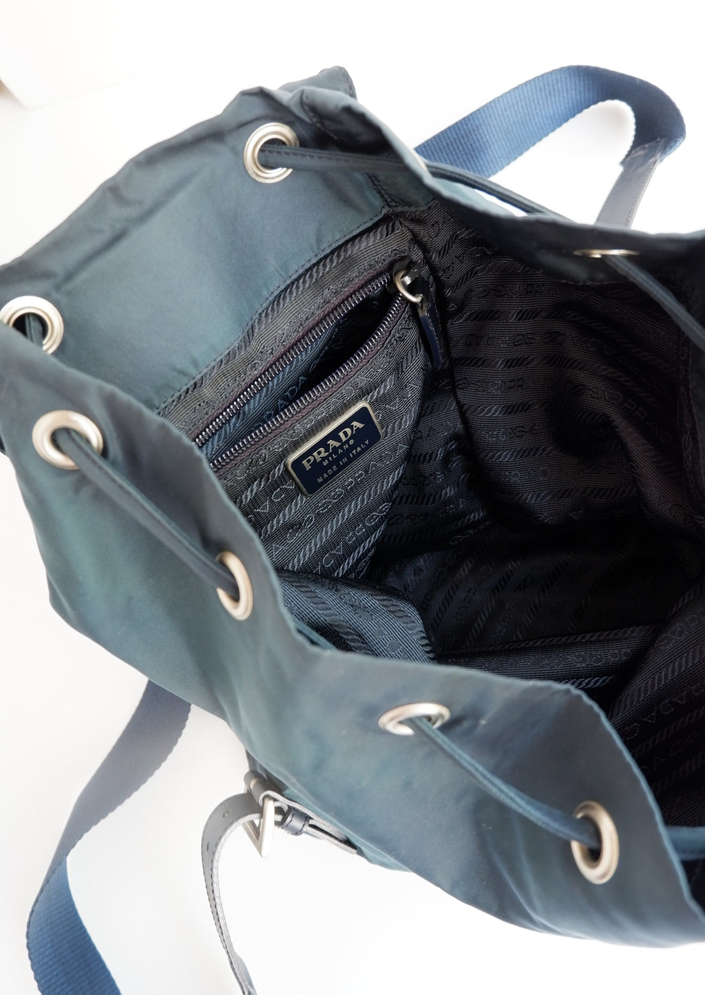 Sac à dos Prada en nylon bleu marine d'occasion et authentique