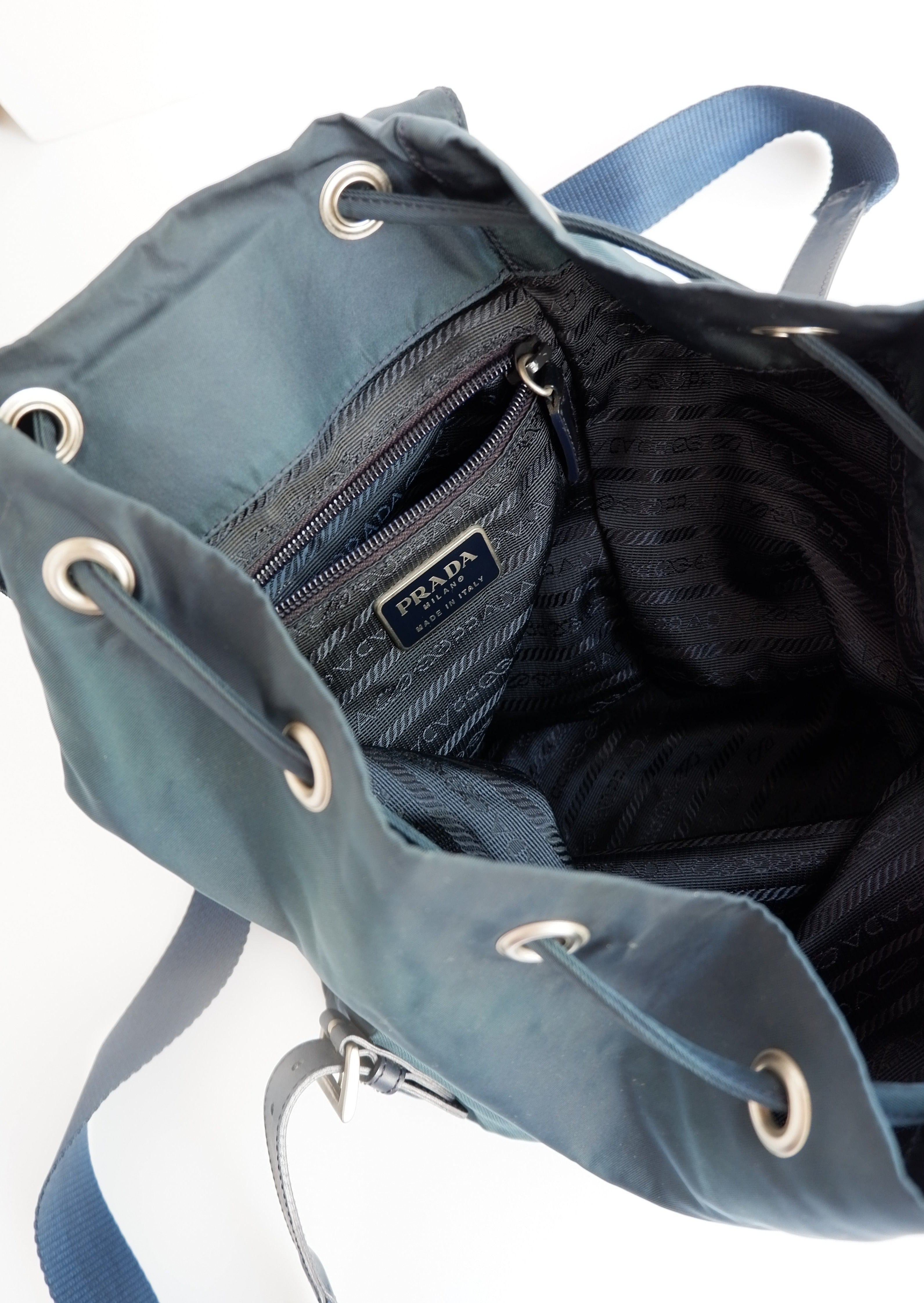 Sac à dos Prada en nylon bleu marine d'occasion et authentique