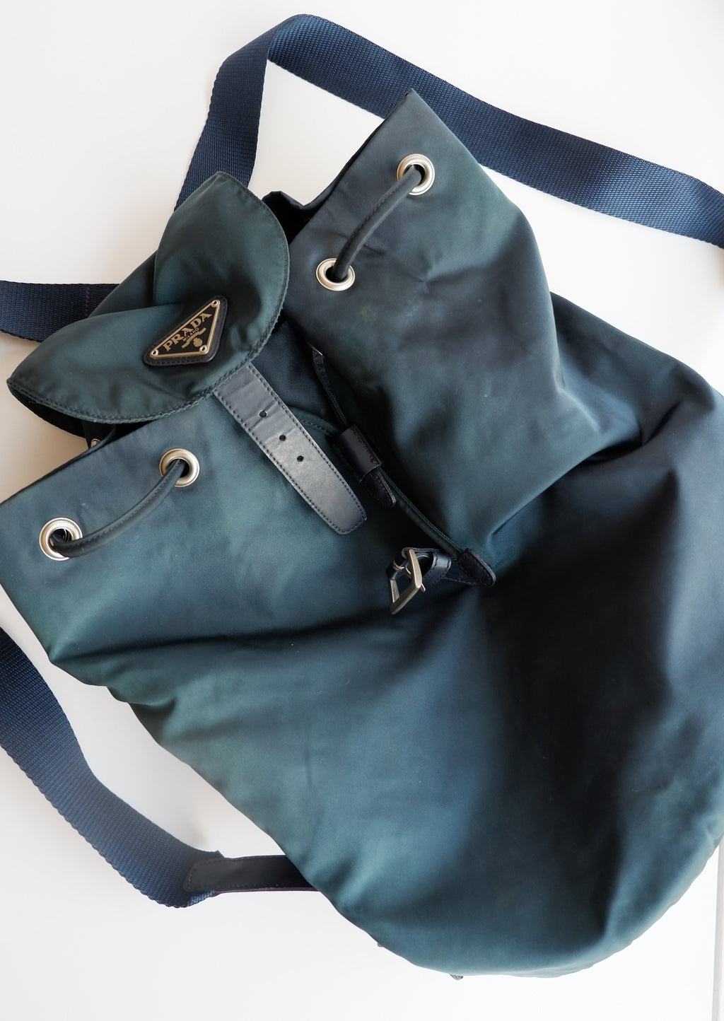 Sac à dos Prada en nylon bleu marine d'occasion et authentique