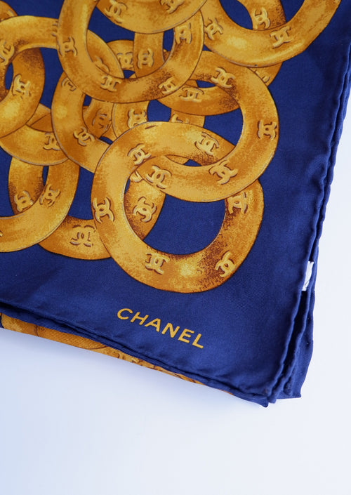 Authentique Écharpe Chanel d'occasion en Soie Bleu Marine/Or avec Logo CC