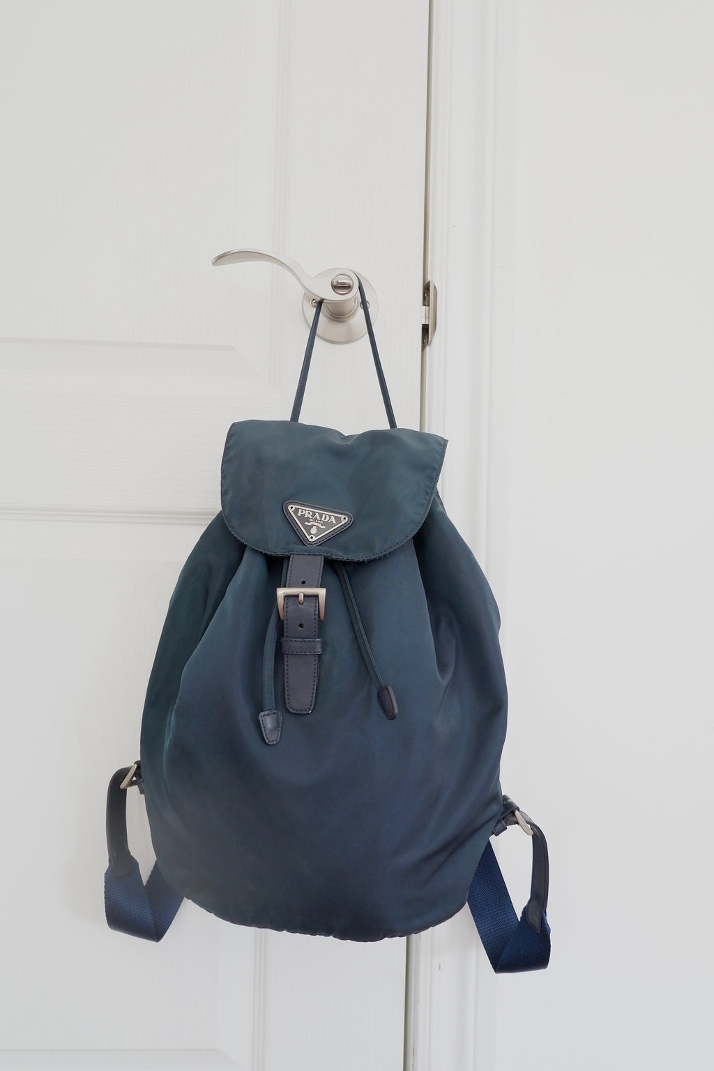 Sac à dos Prada en nylon bleu marine d'occasion et authentique