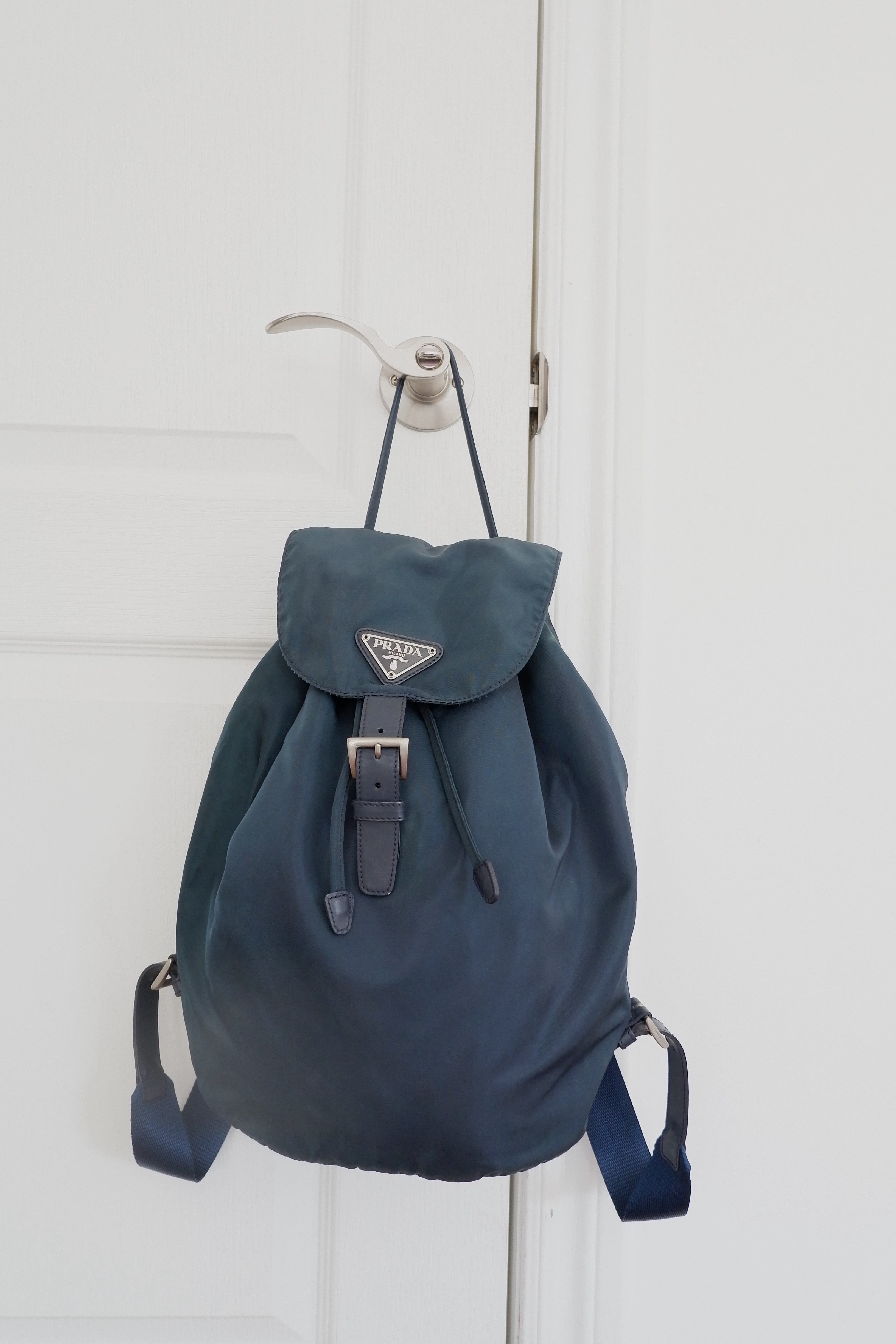 Sac à dos Prada en nylon bleu marine d'occasion et authentique