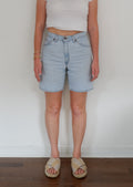 Short en jean délavé Levis Vintage 950 - 27