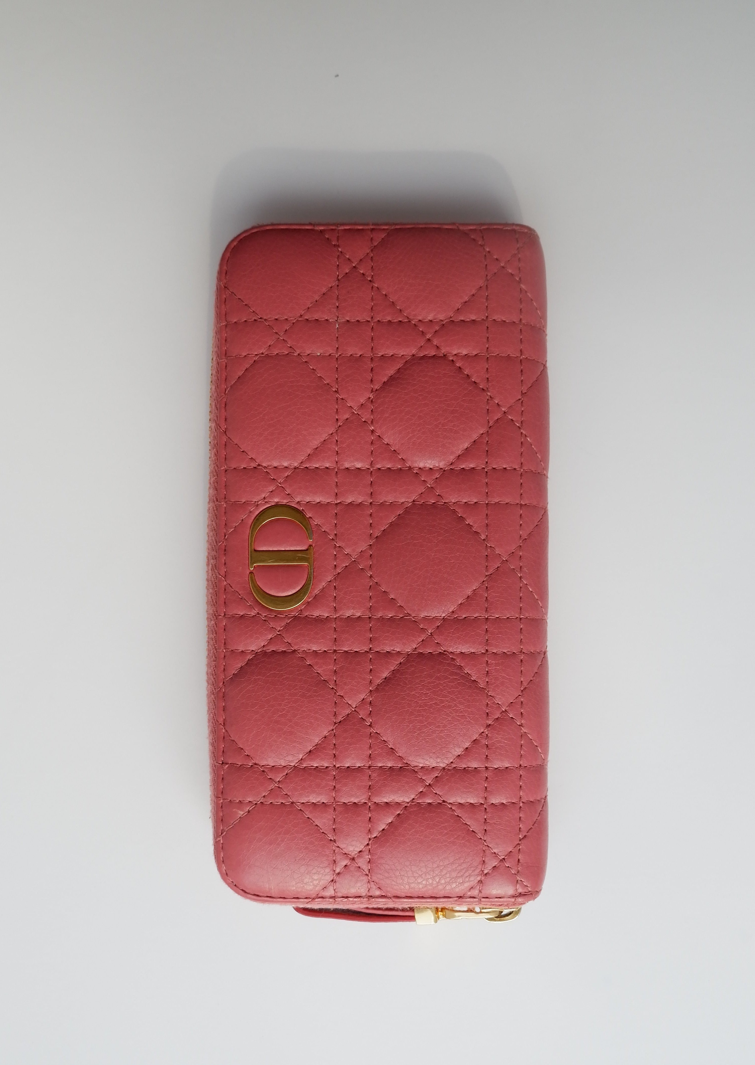 Portefeuille zippé long Dior en cuir cannage rose authentique d'occasion