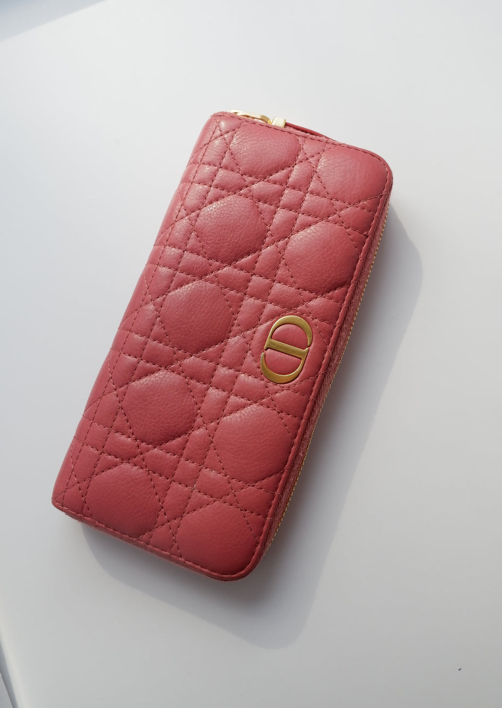 Portefeuille zippé long Dior en cuir cannage rose authentique d'occasion