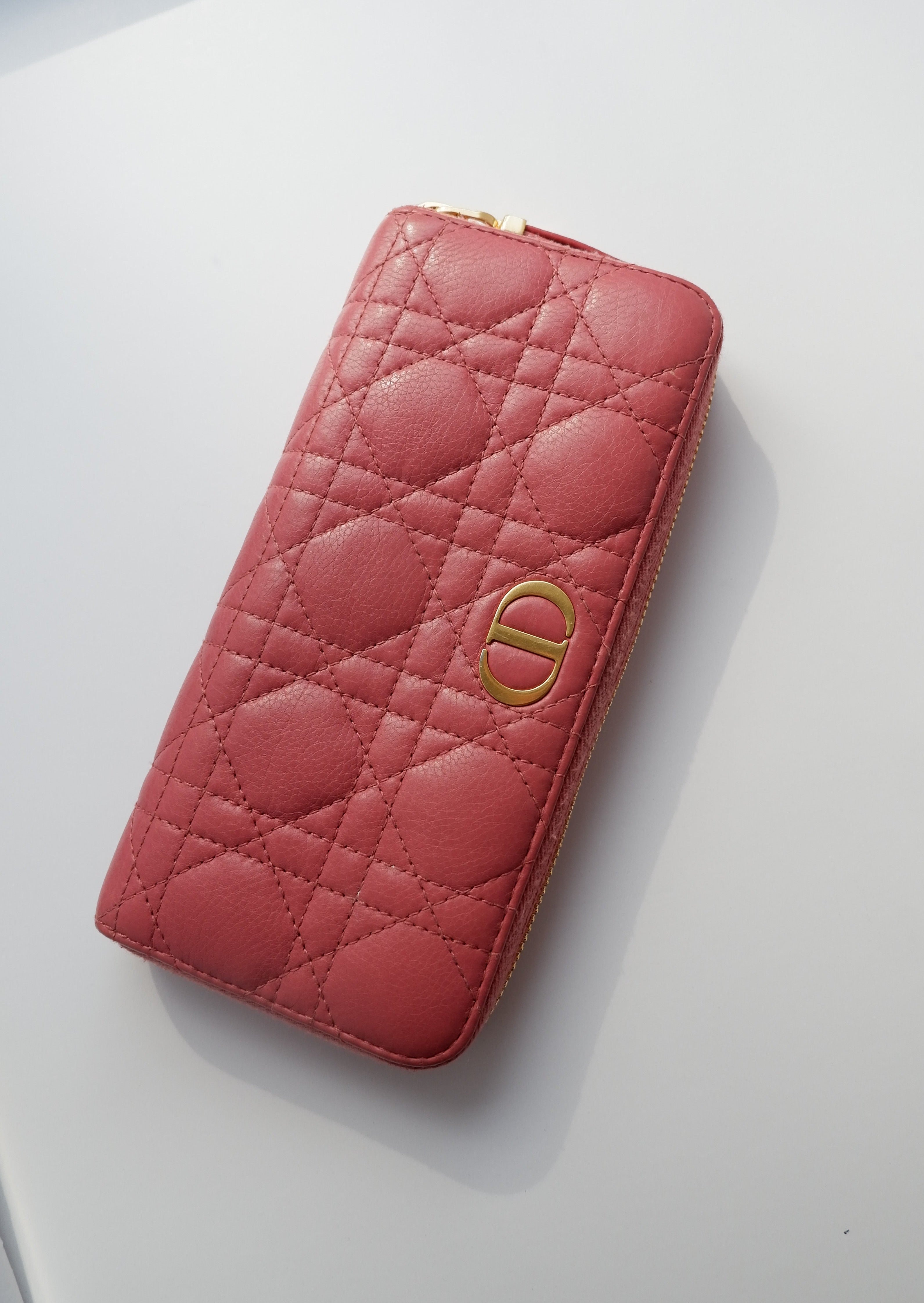 Portefeuille zippé long Dior en cuir cannage rose authentique d'occasion