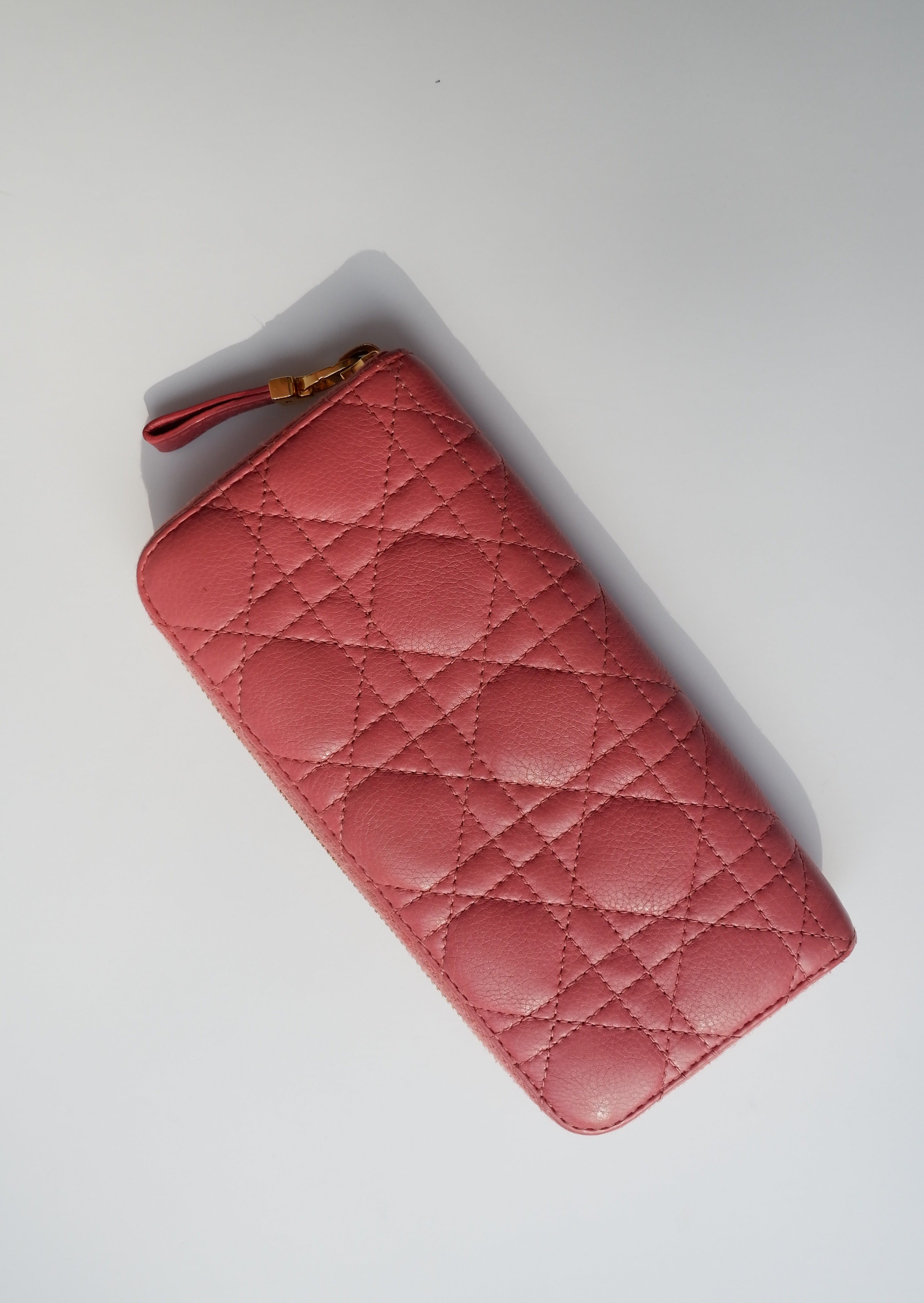 Portefeuille zippé long Dior en cuir cannage rose authentique d'occasion