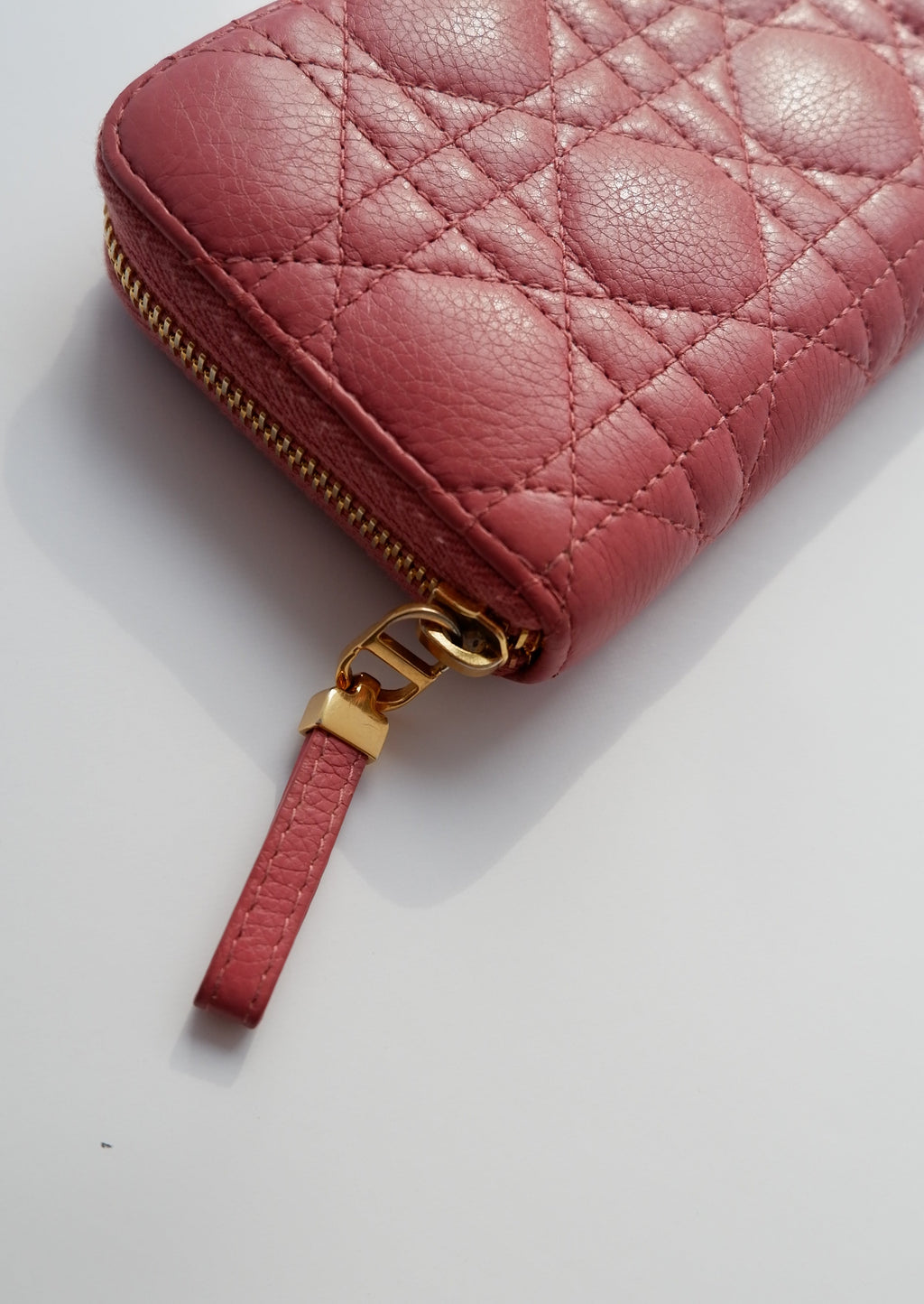 Portefeuille zippé long Dior en cuir cannage rose authentique d'occasion