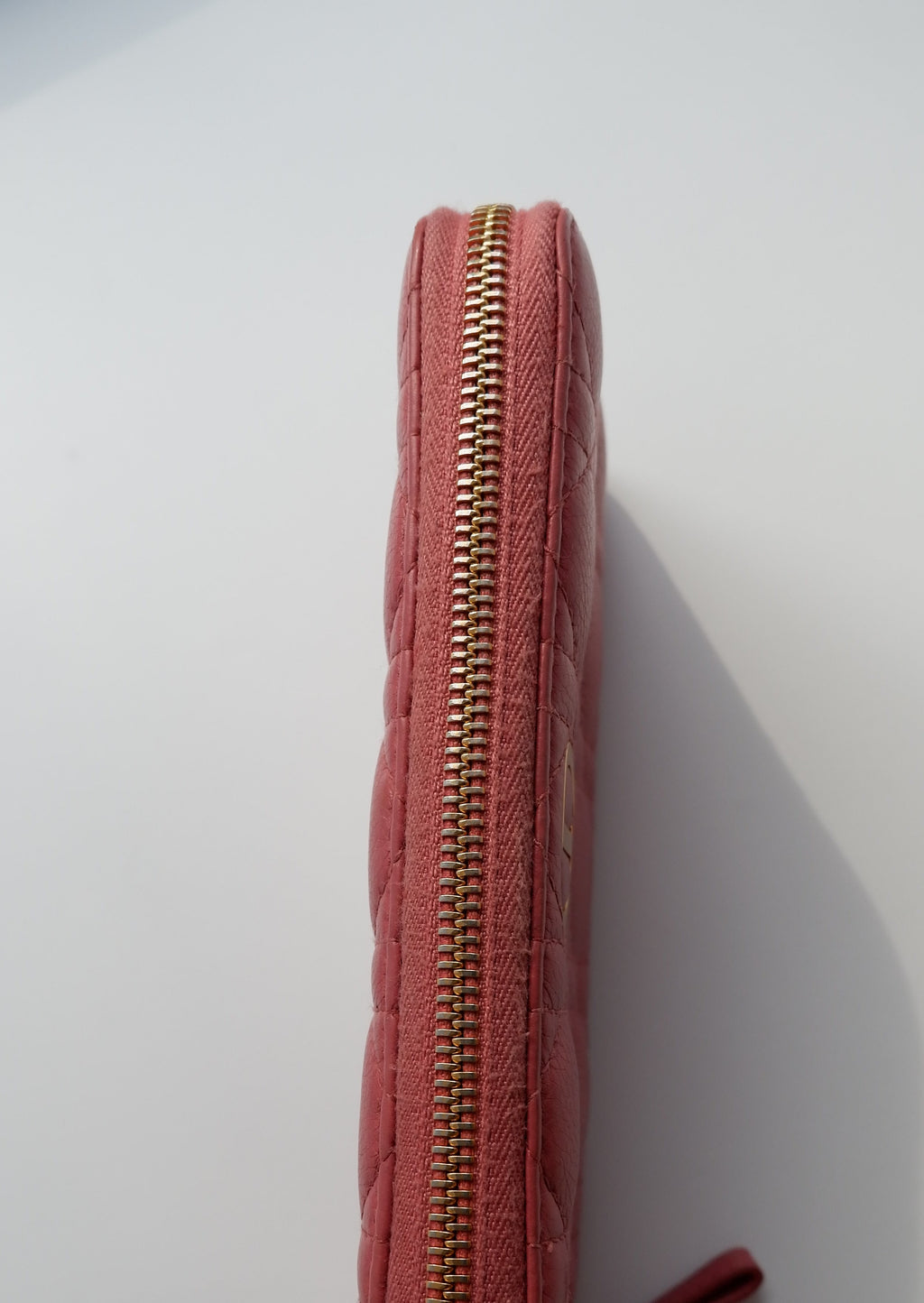 Portefeuille zippé long Dior en cuir cannage rose authentique d'occasion