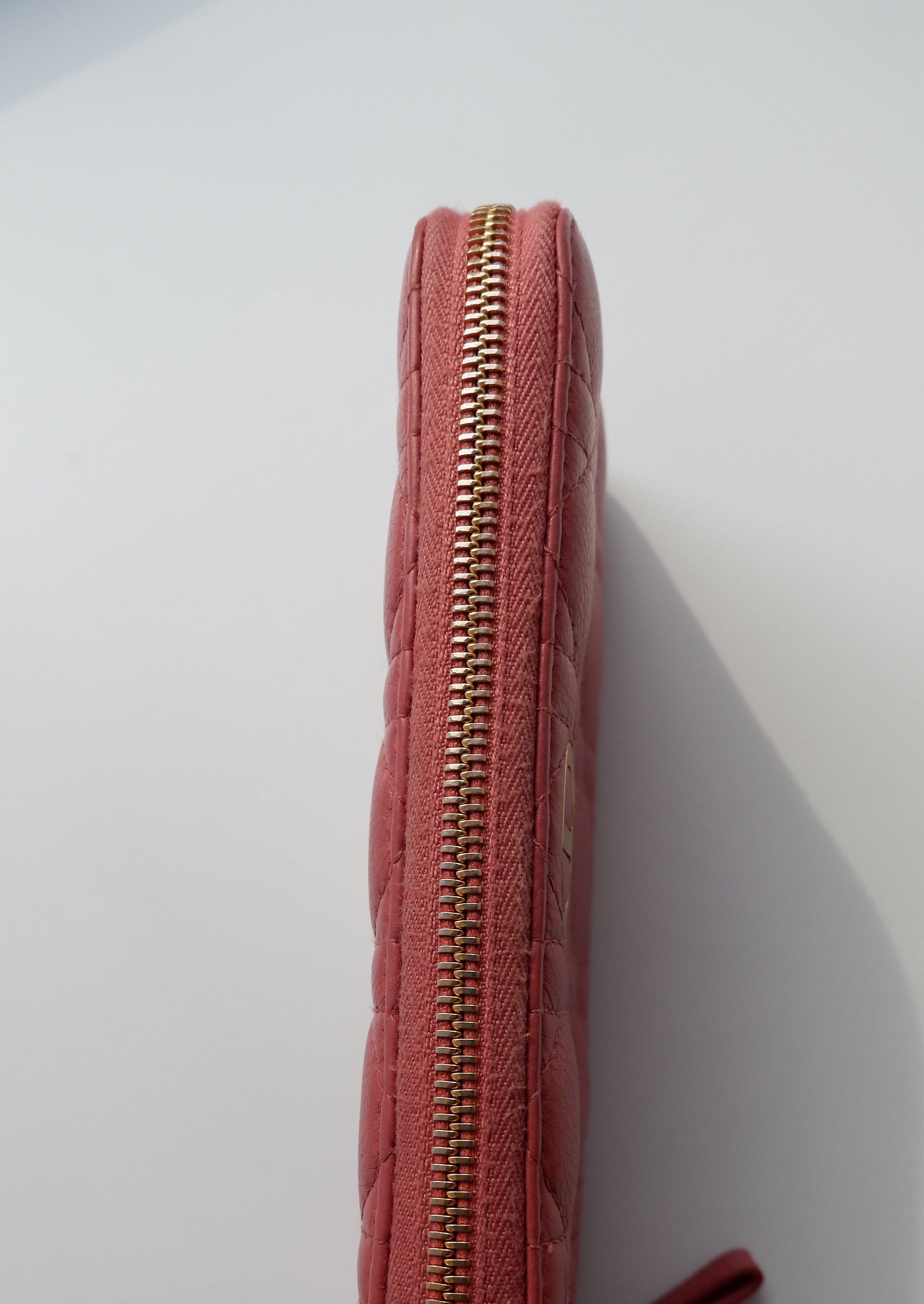 Portefeuille zippé long Dior en cuir cannage rose authentique d'occasion