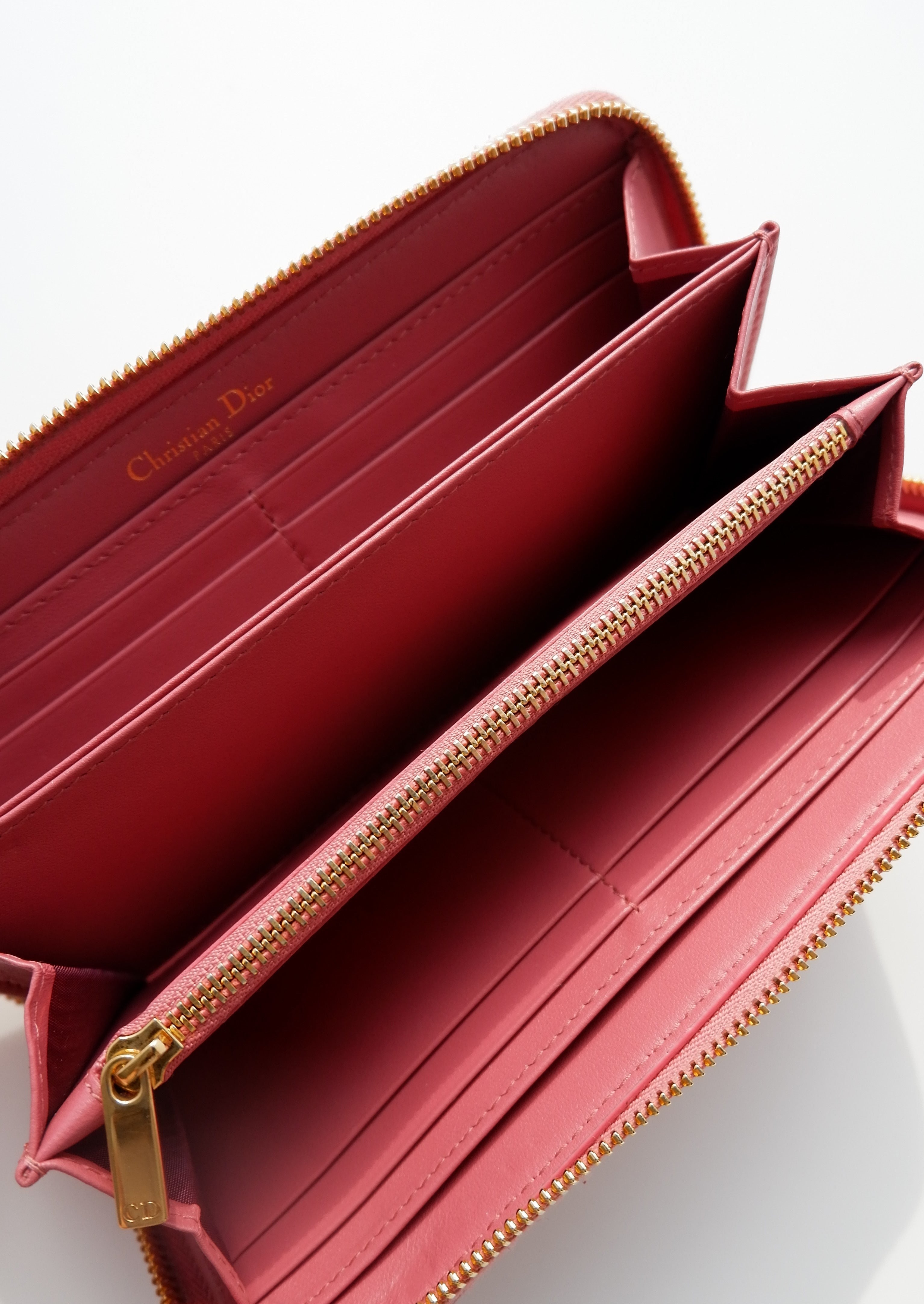 Portefeuille zippé long Dior en cuir cannage rose authentique d'occasion