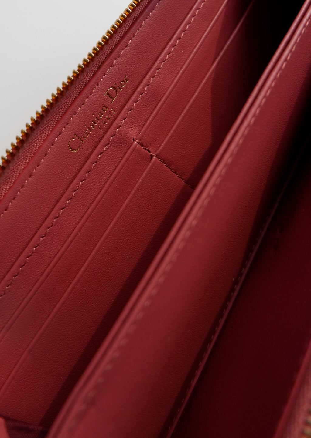 Portefeuille zippé long Dior en cuir cannage rose authentique d'occasion