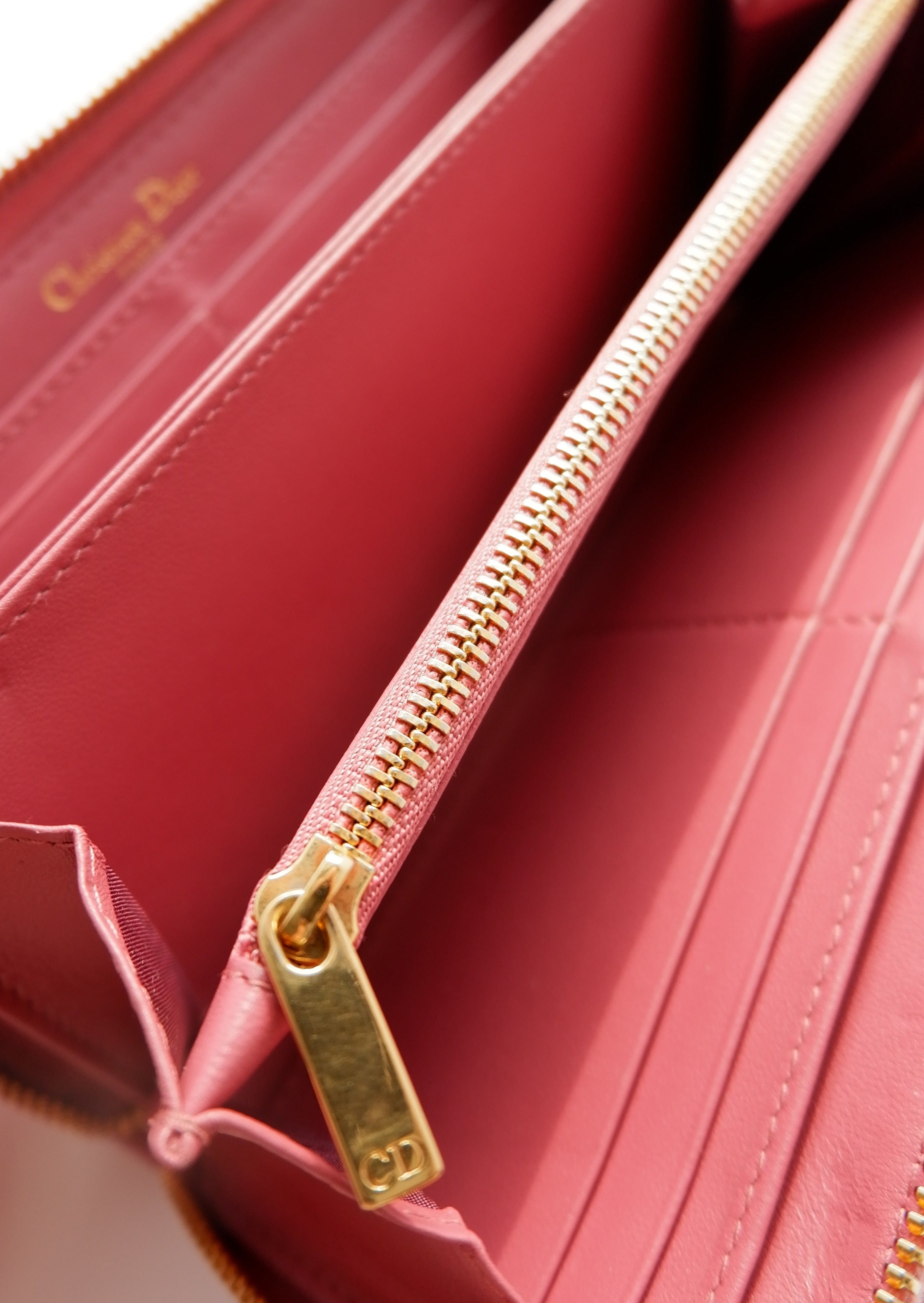 Portefeuille zippé long Dior en cuir cannage rose authentique d'occasion
