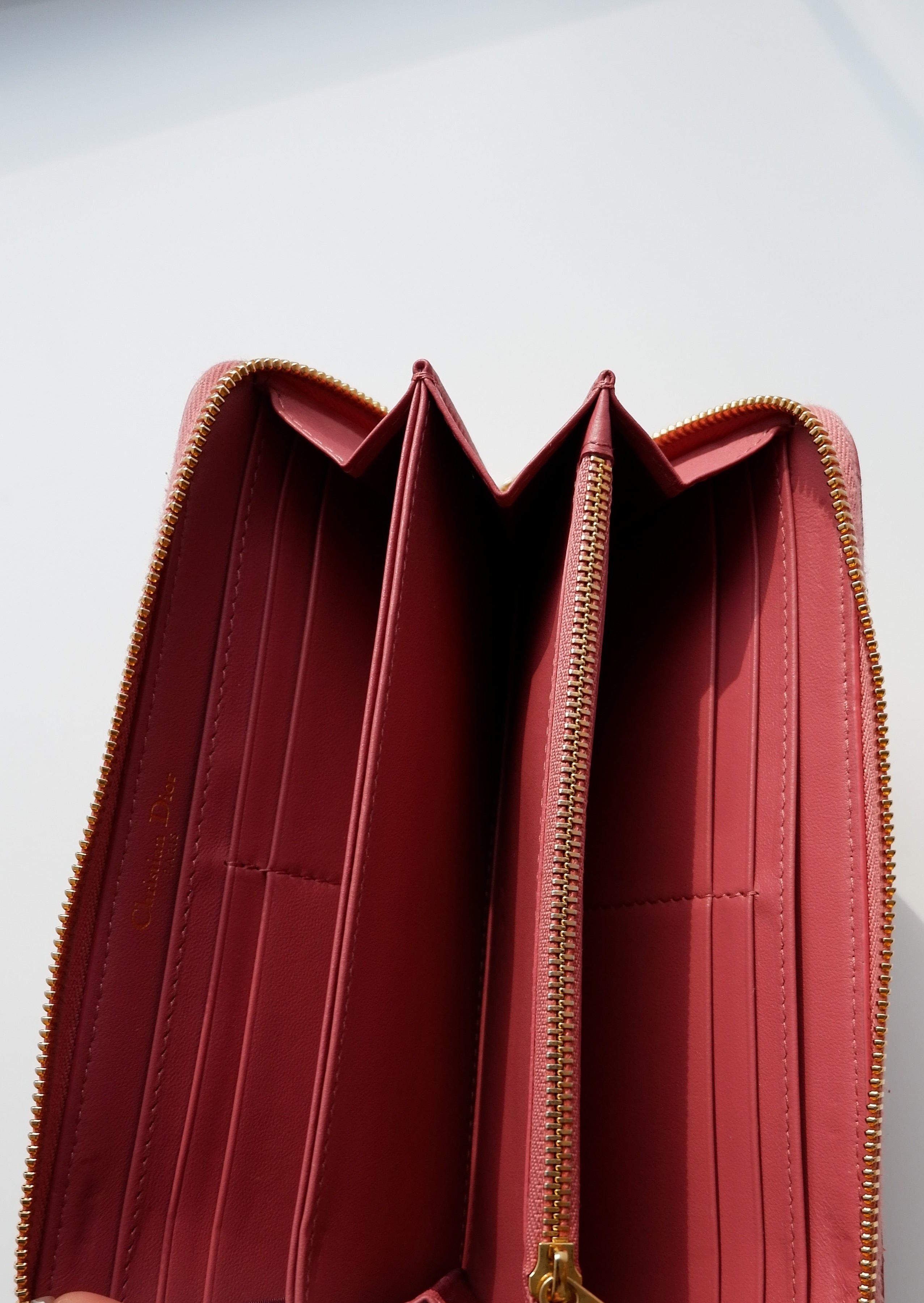 Portefeuille zippé long Dior en cuir cannage rose authentique d'occasion