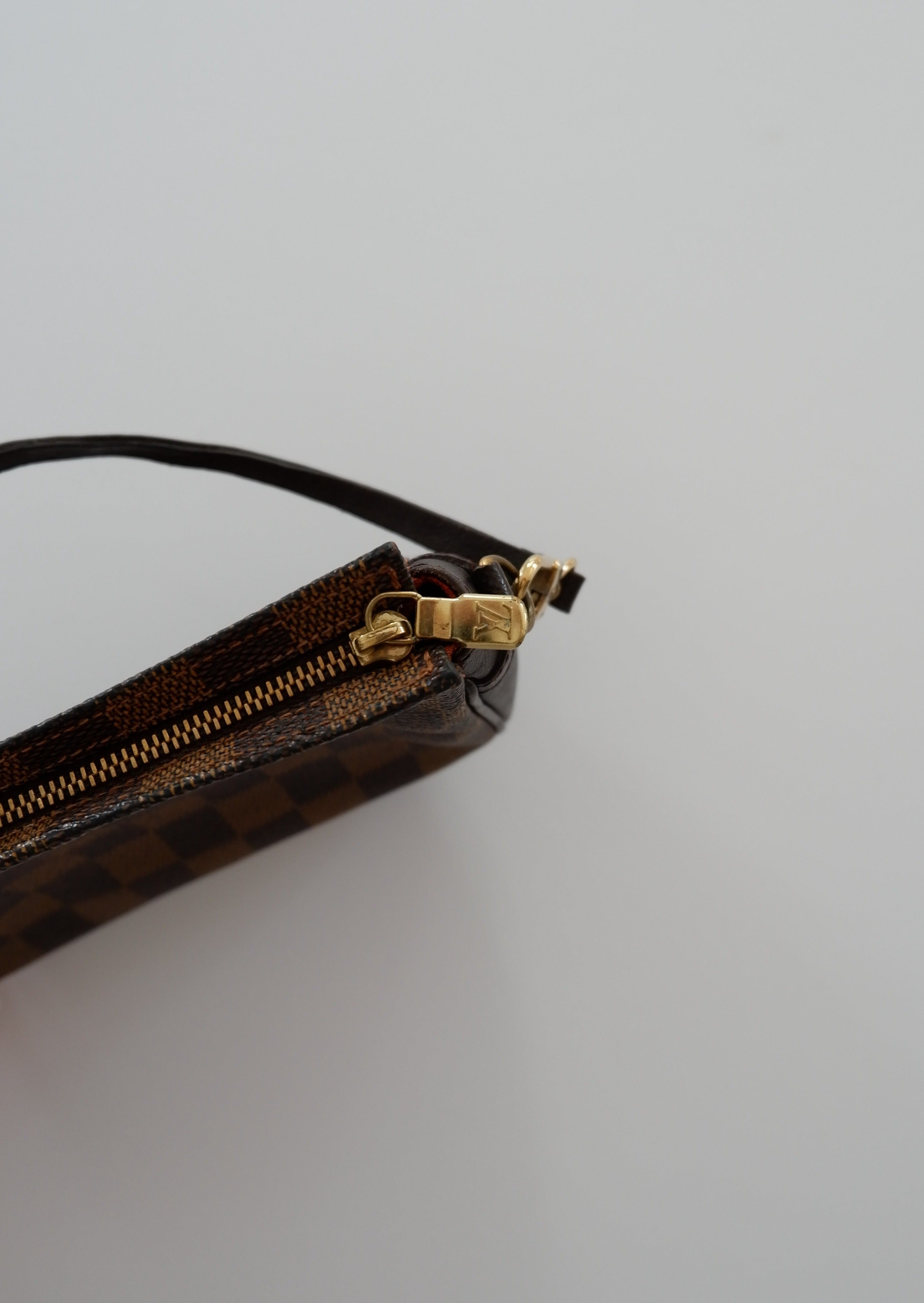 Pochette accessoire Louis Vuitton Damier Ebene Trousse, pré-aimée et authentique