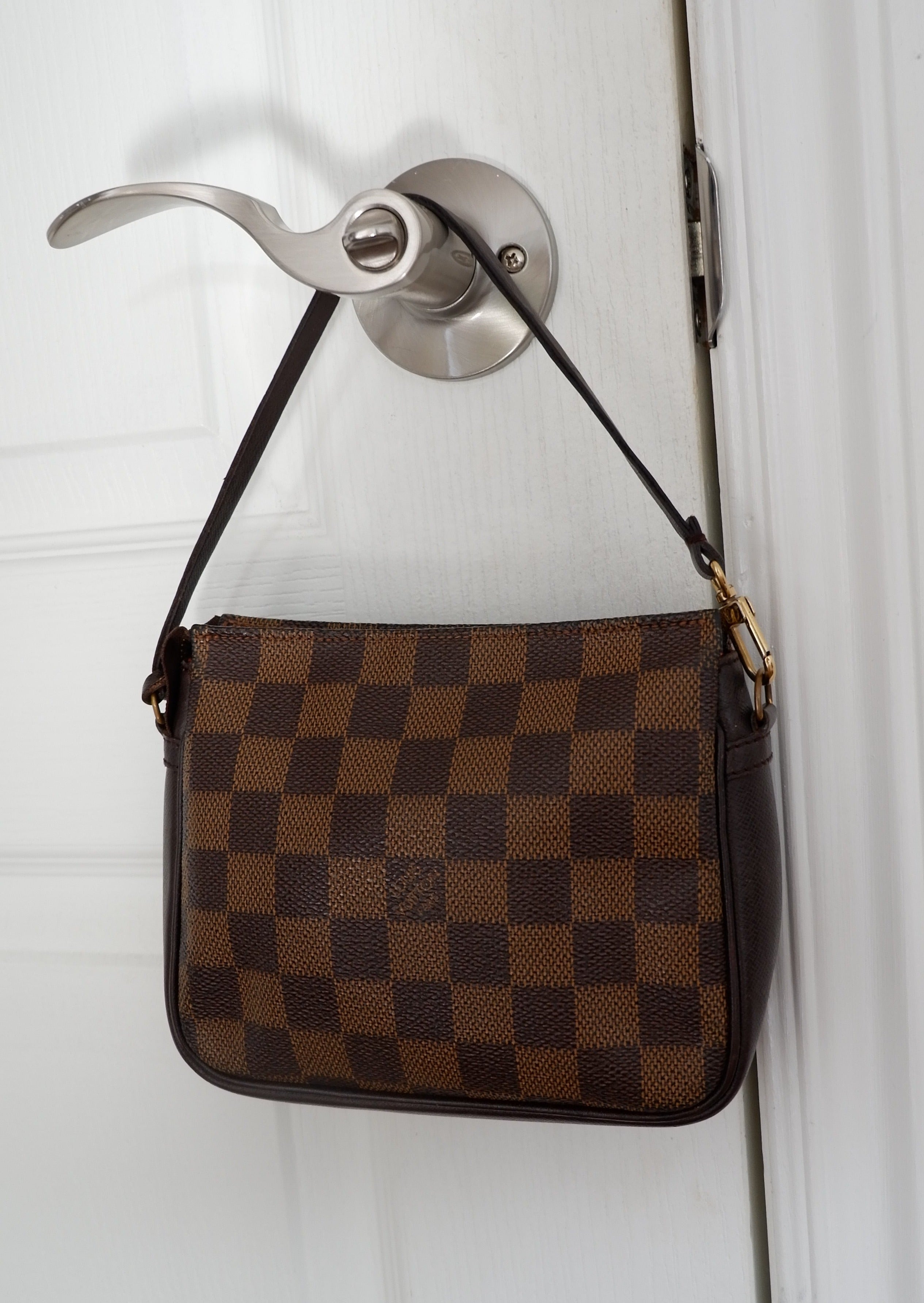 Pochette accessoire Louis Vuitton Damier Ebene Trousse, pré-aimée et authentique