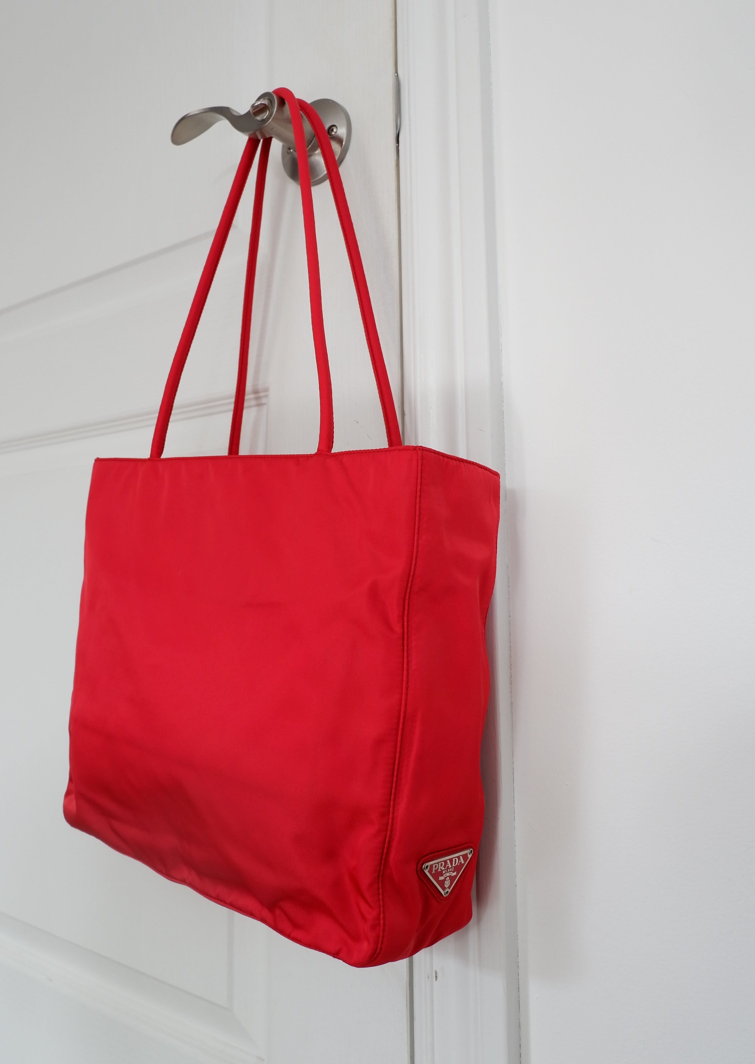 Authentique sac fourre-tout vintage Prada en nylon rouge d'occasion