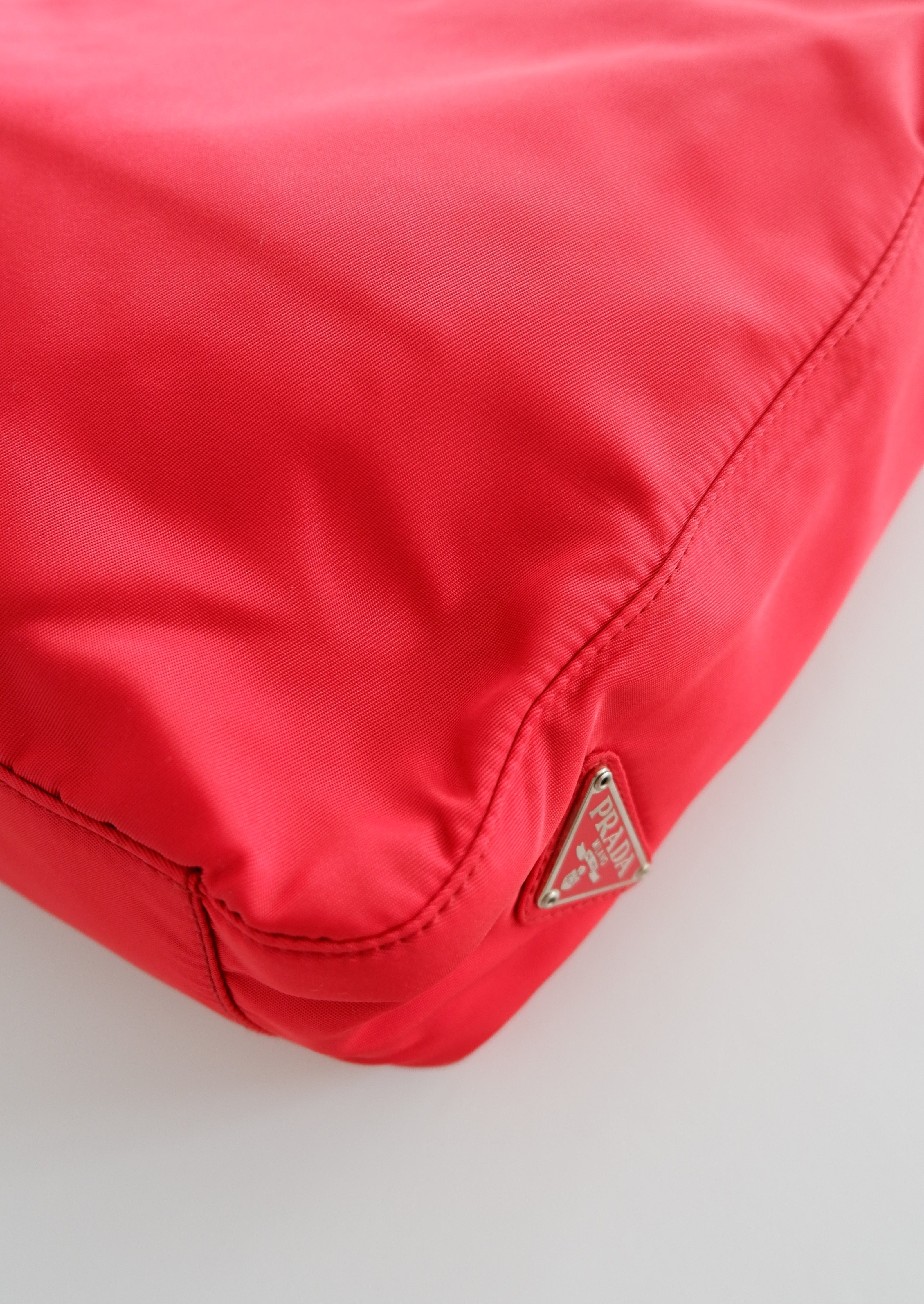 Authentique sac fourre-tout vintage Prada en nylon rouge d'occasion