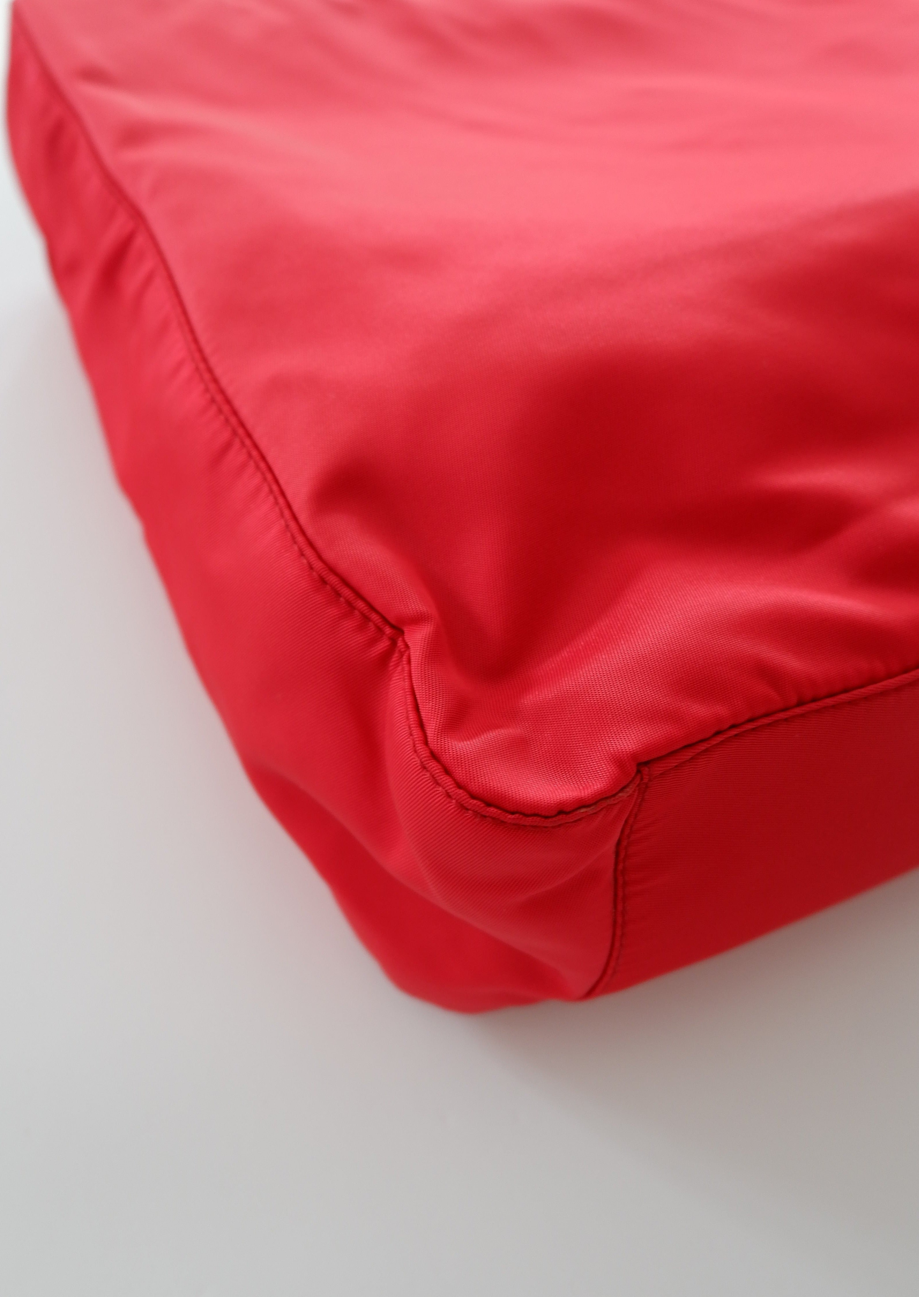 Authentique sac fourre-tout vintage Prada en nylon rouge d'occasion