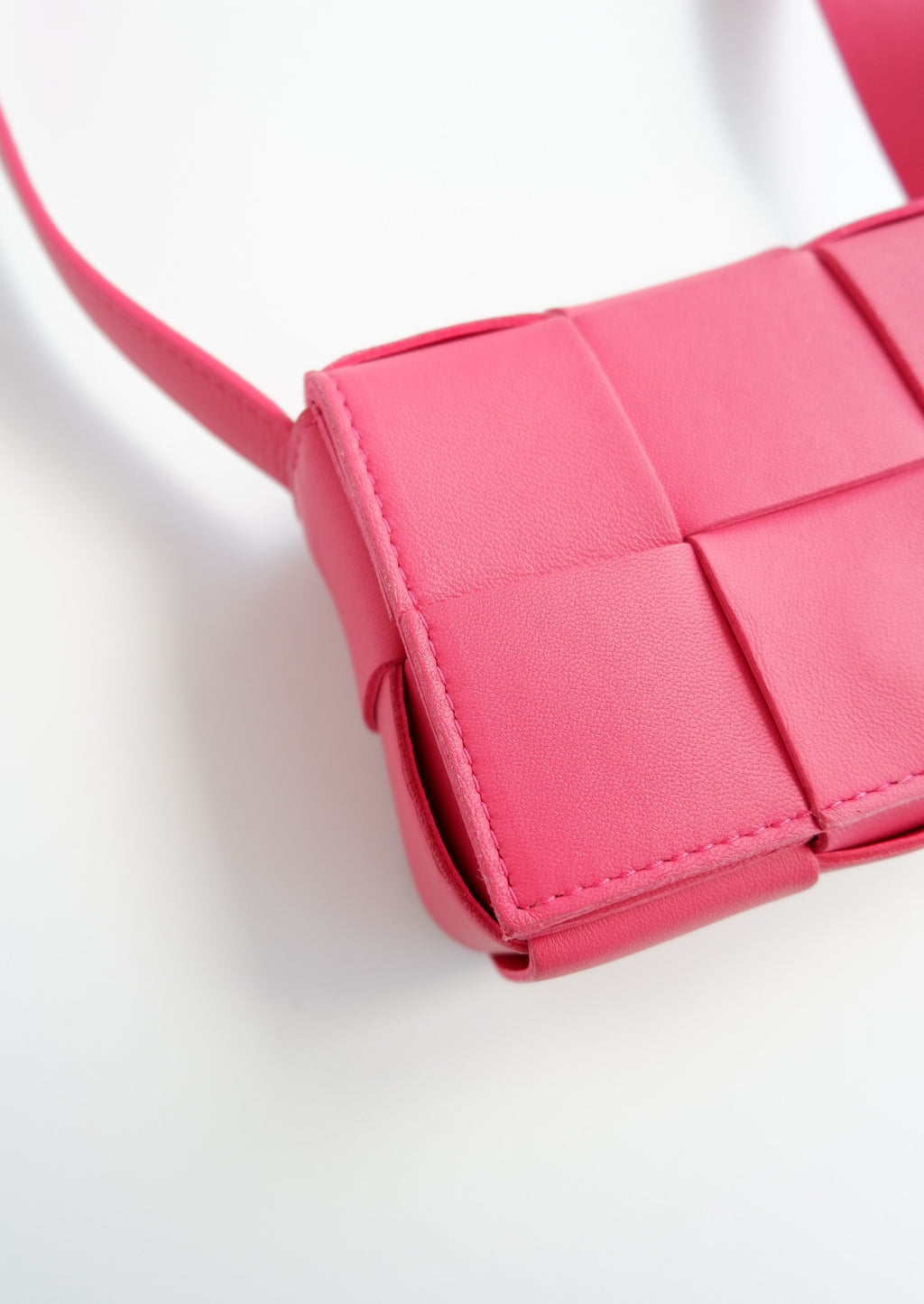 Authentique Sac Bottega Veneta Mini Cassette Rose d'occasion