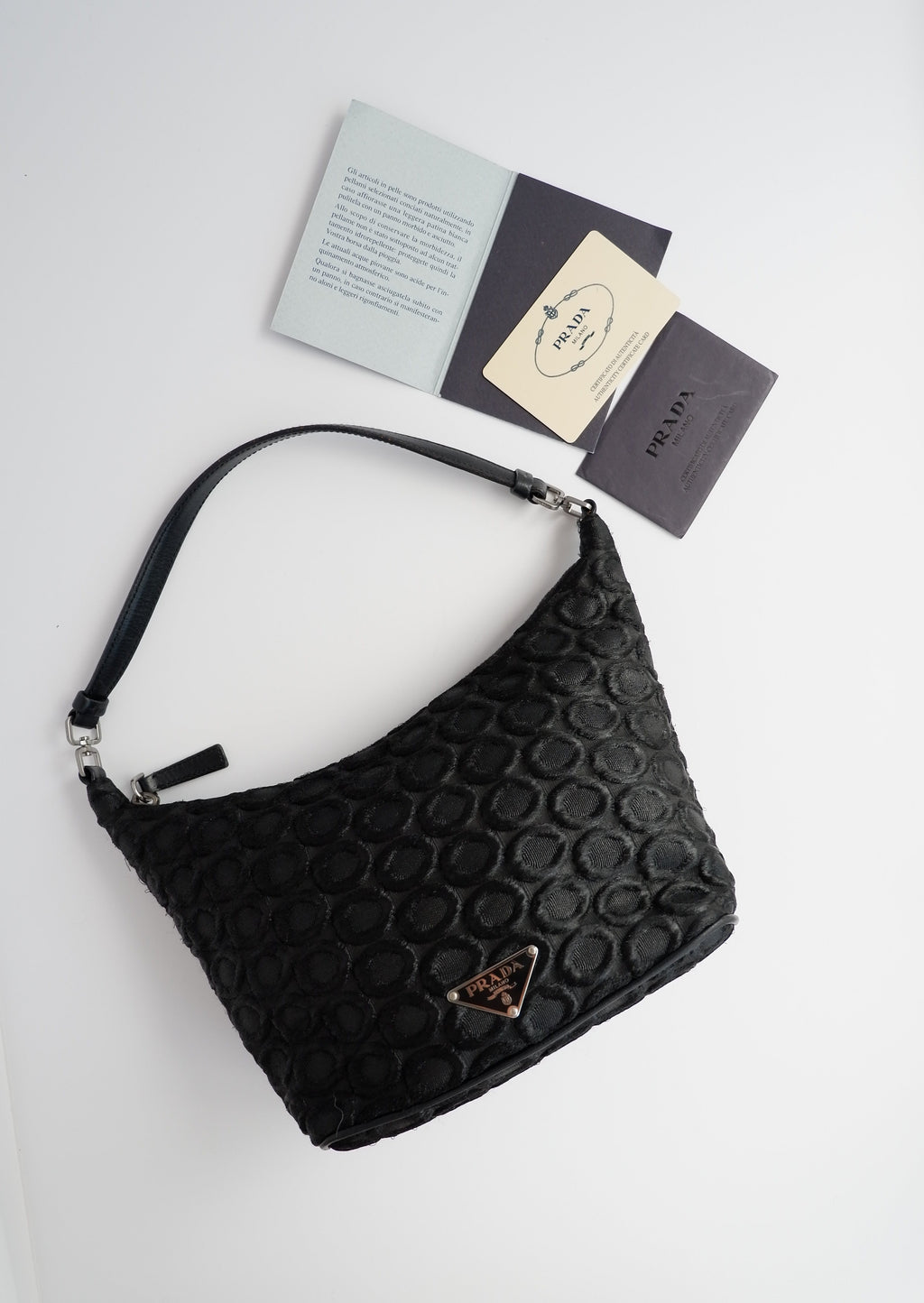Sac porté épaule Prada authentique d'occasion en tissu noir avec détail cercle