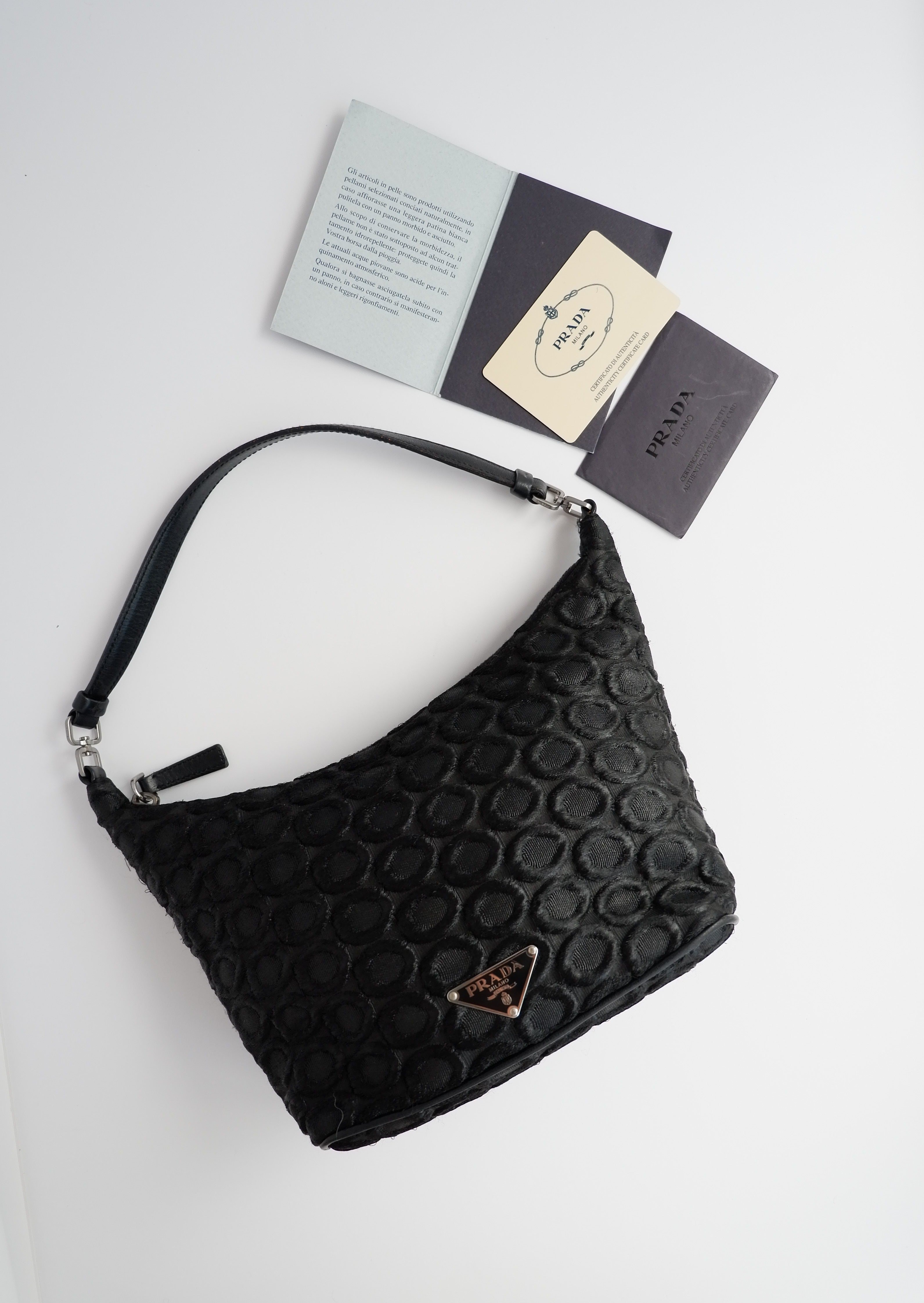 Sac porté épaule Prada authentique d'occasion en tissu noir avec détail cercle