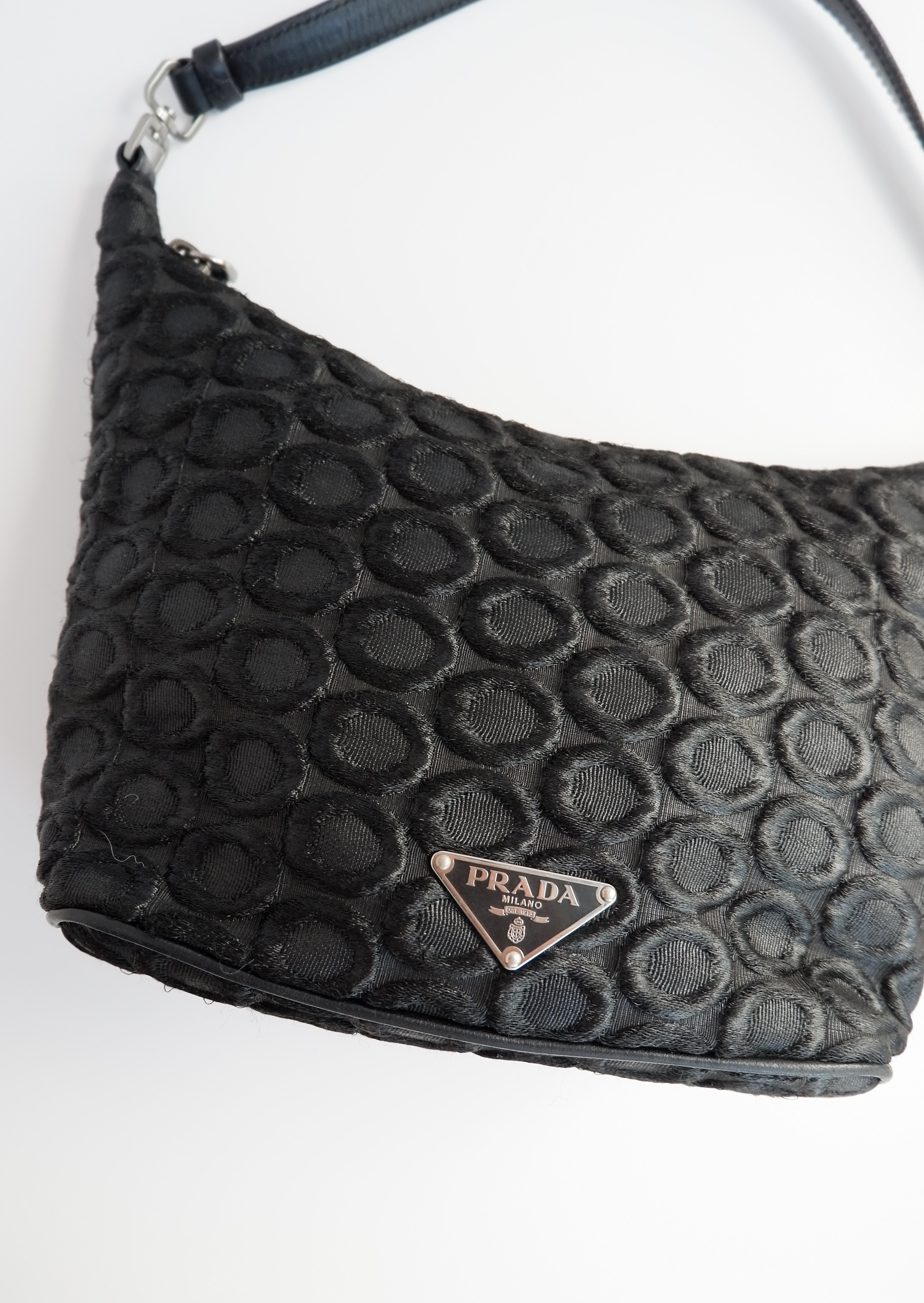 Sac porté épaule Prada authentique d'occasion en tissu noir avec détail cercle