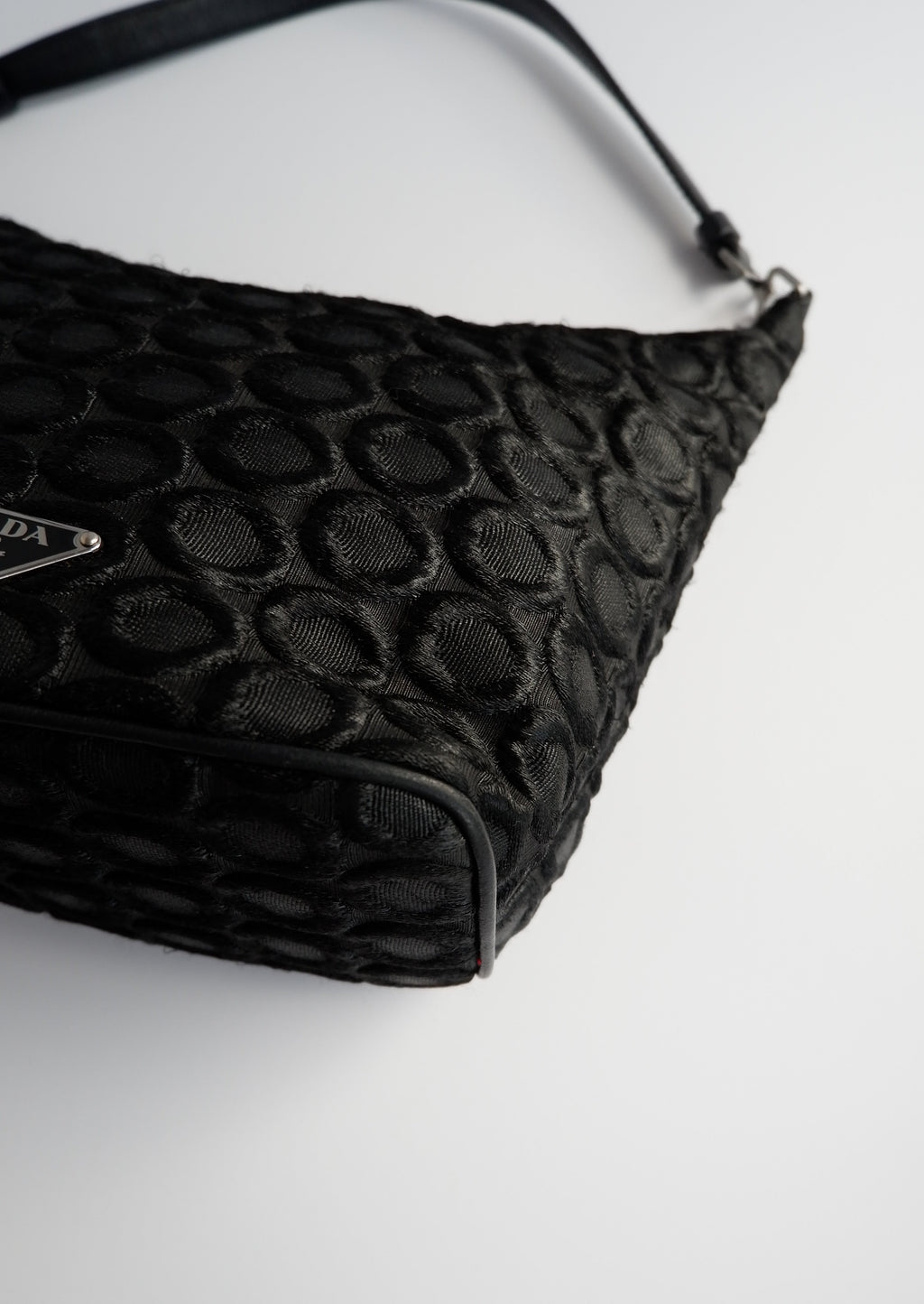 Sac porté épaule Prada authentique d'occasion en tissu noir avec détail cercle