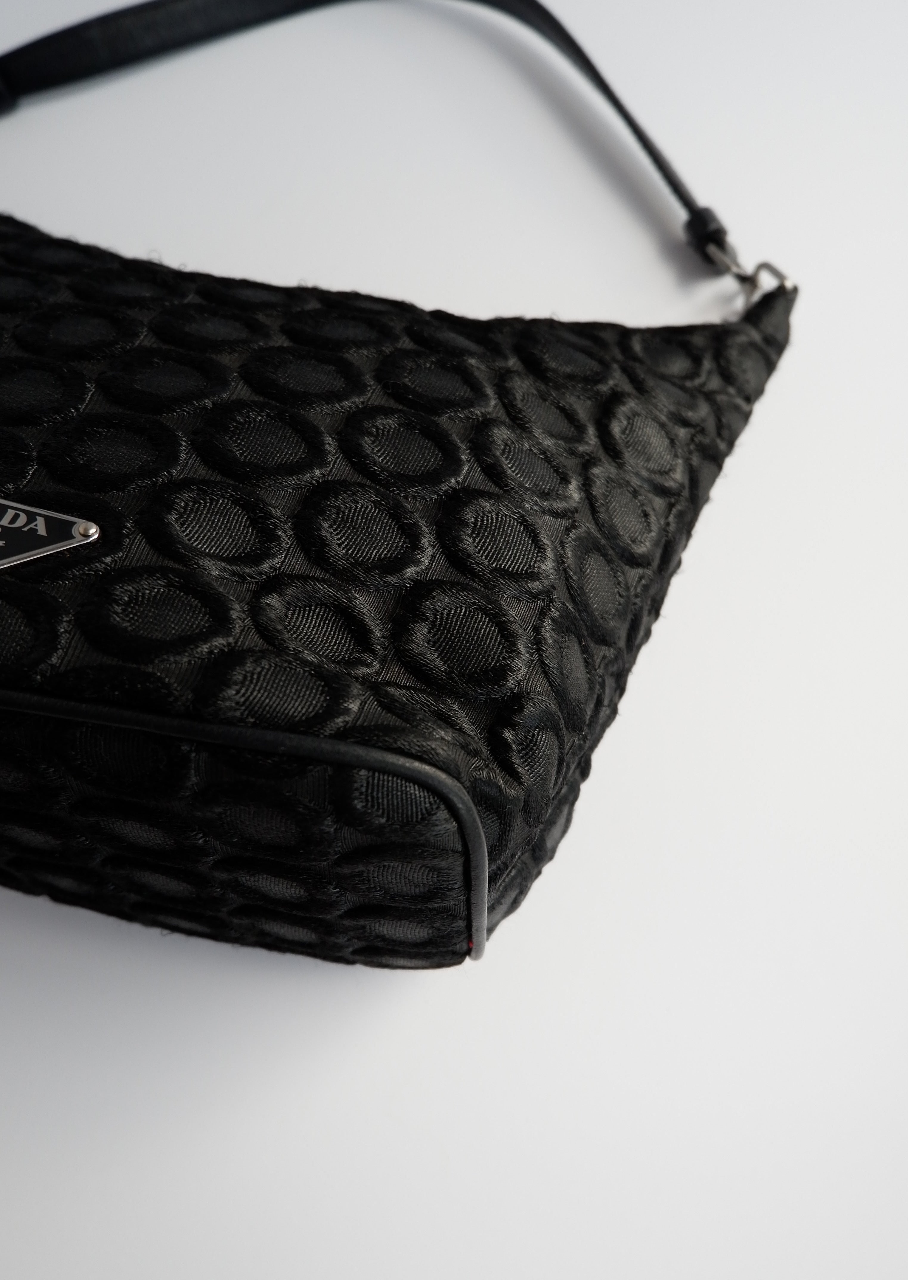 Sac porté épaule Prada authentique d'occasion en tissu noir avec détail cercle
