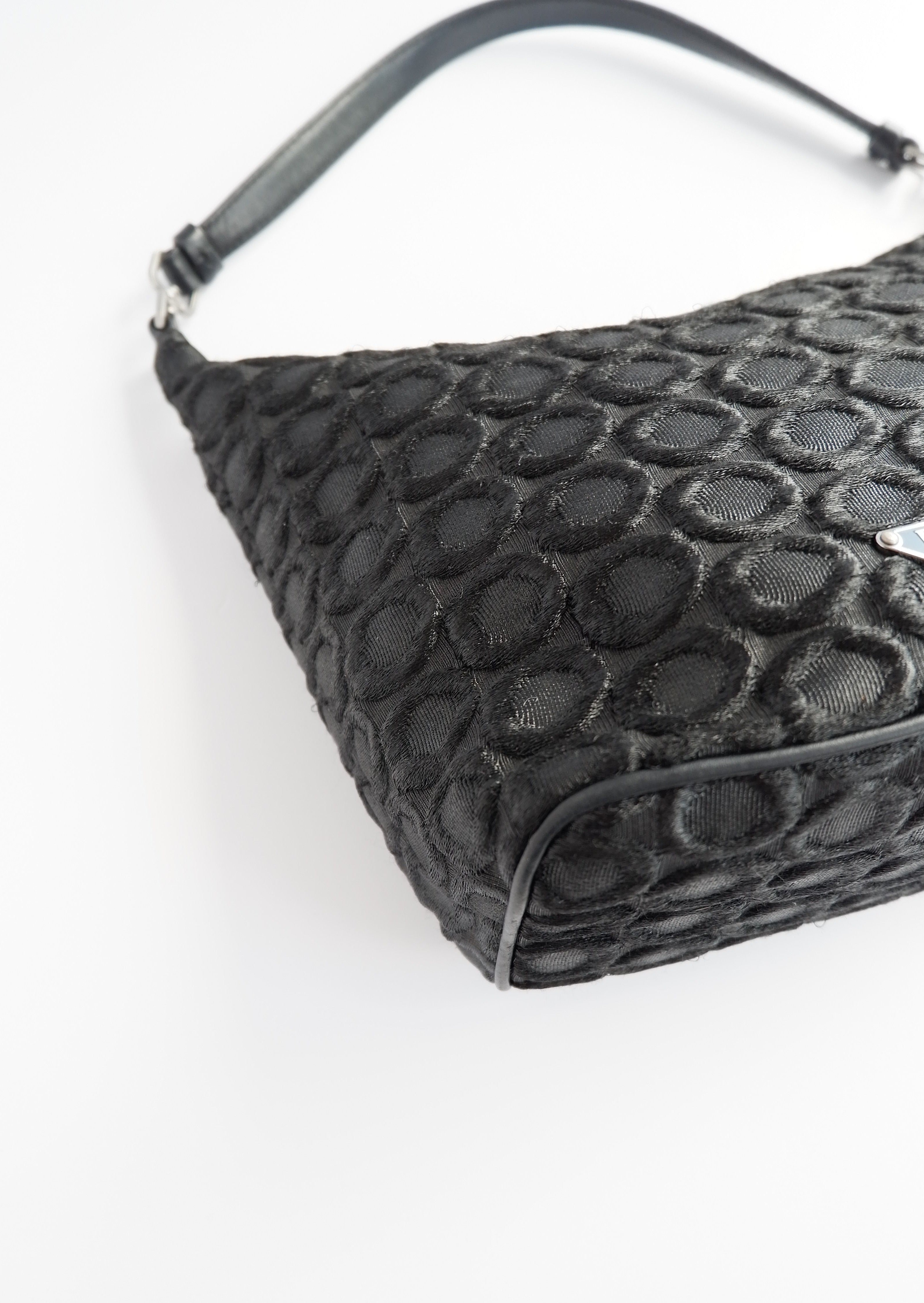 Sac porté épaule Prada authentique d'occasion en tissu noir avec détail cercle