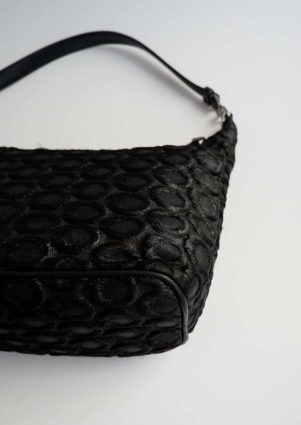 Sac porté épaule Prada authentique d'occasion en tissu noir avec détail cercle