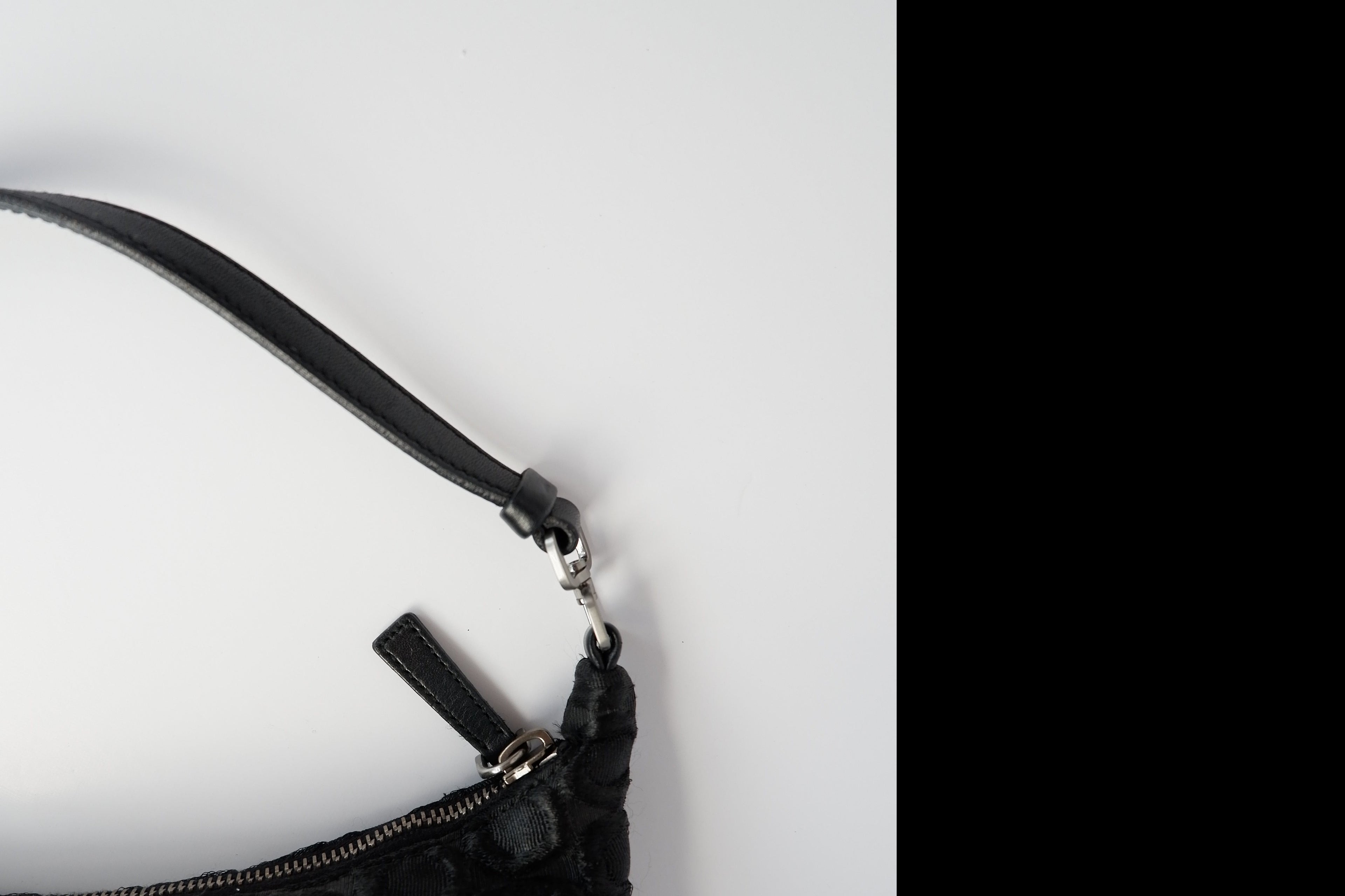 Sac porté épaule Prada authentique d'occasion en tissu noir avec détail cercle