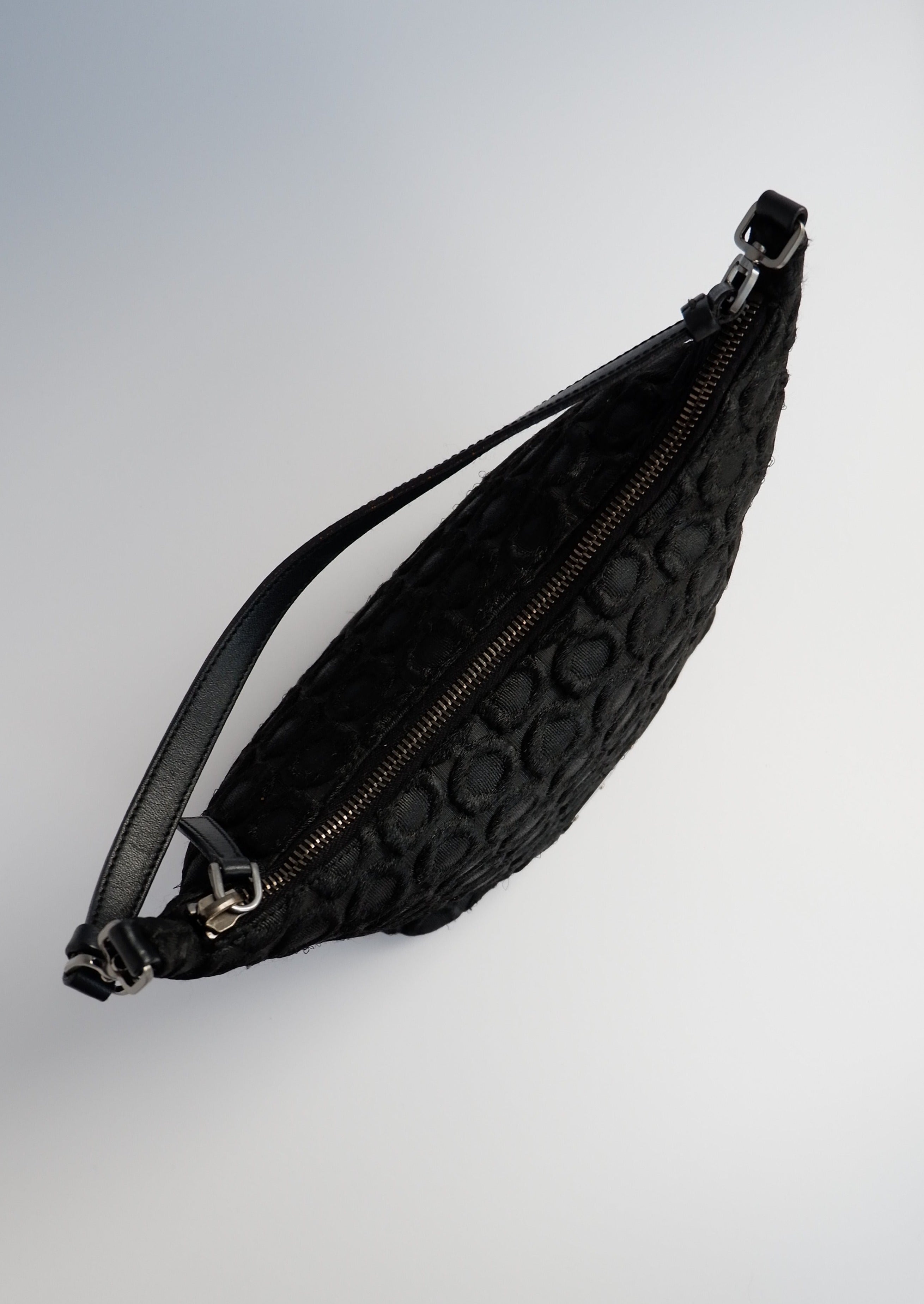Sac porté épaule Prada authentique d'occasion en tissu noir avec détail cercle