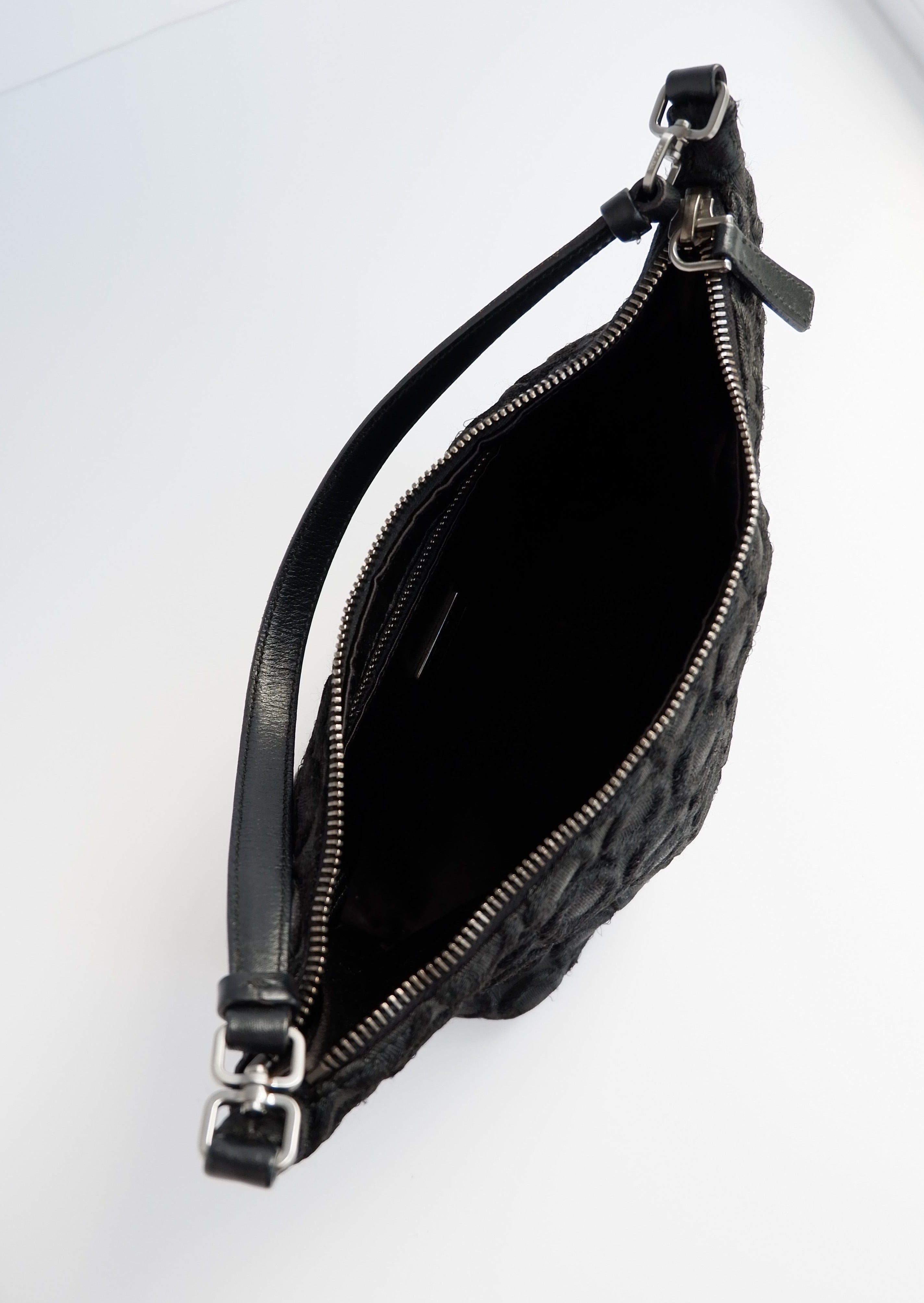 Sac porté épaule Prada authentique d'occasion en tissu noir avec détail cercle