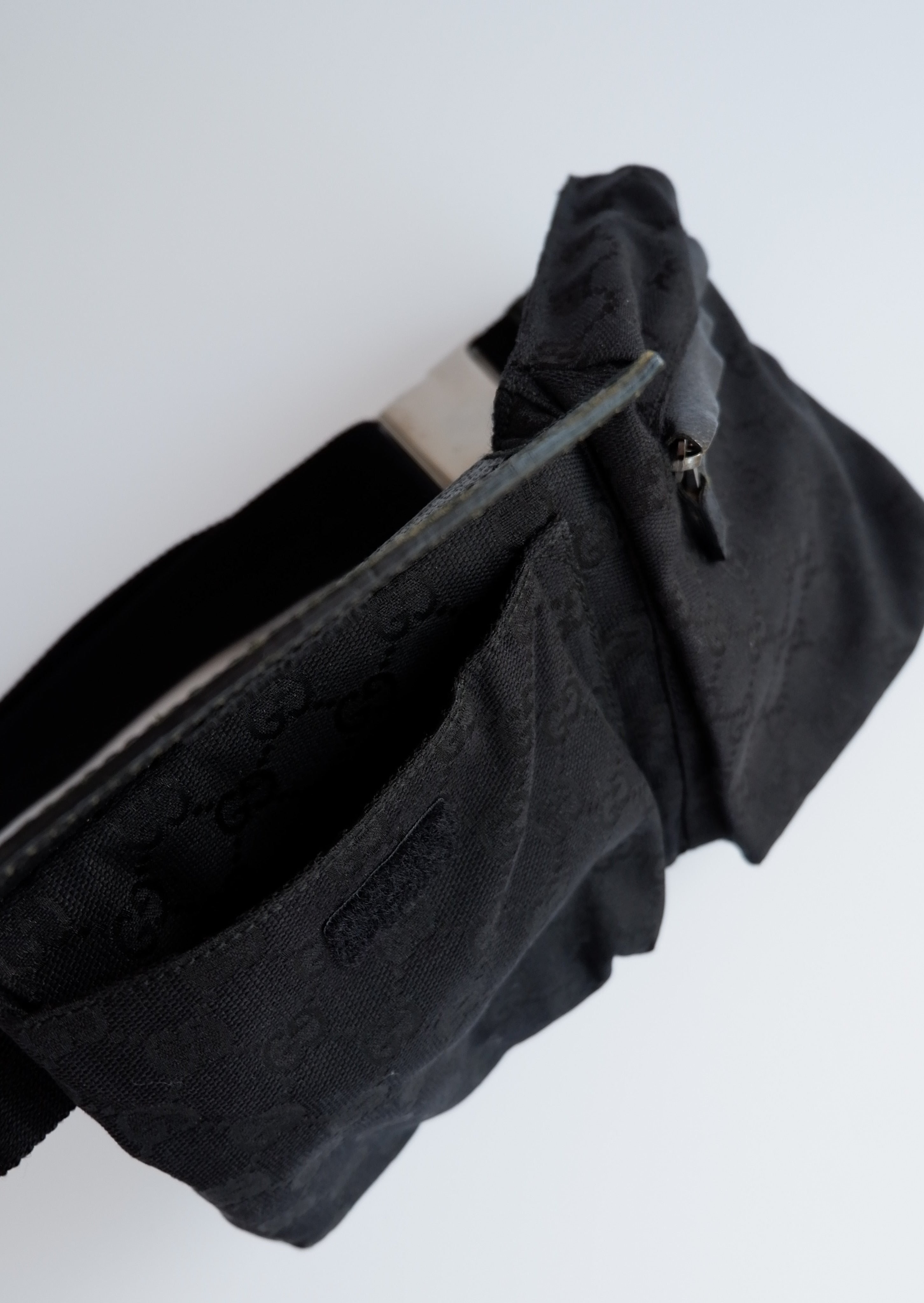 Authentique Sac Banane Gucci en Toile GG Noire Pré-aimé
