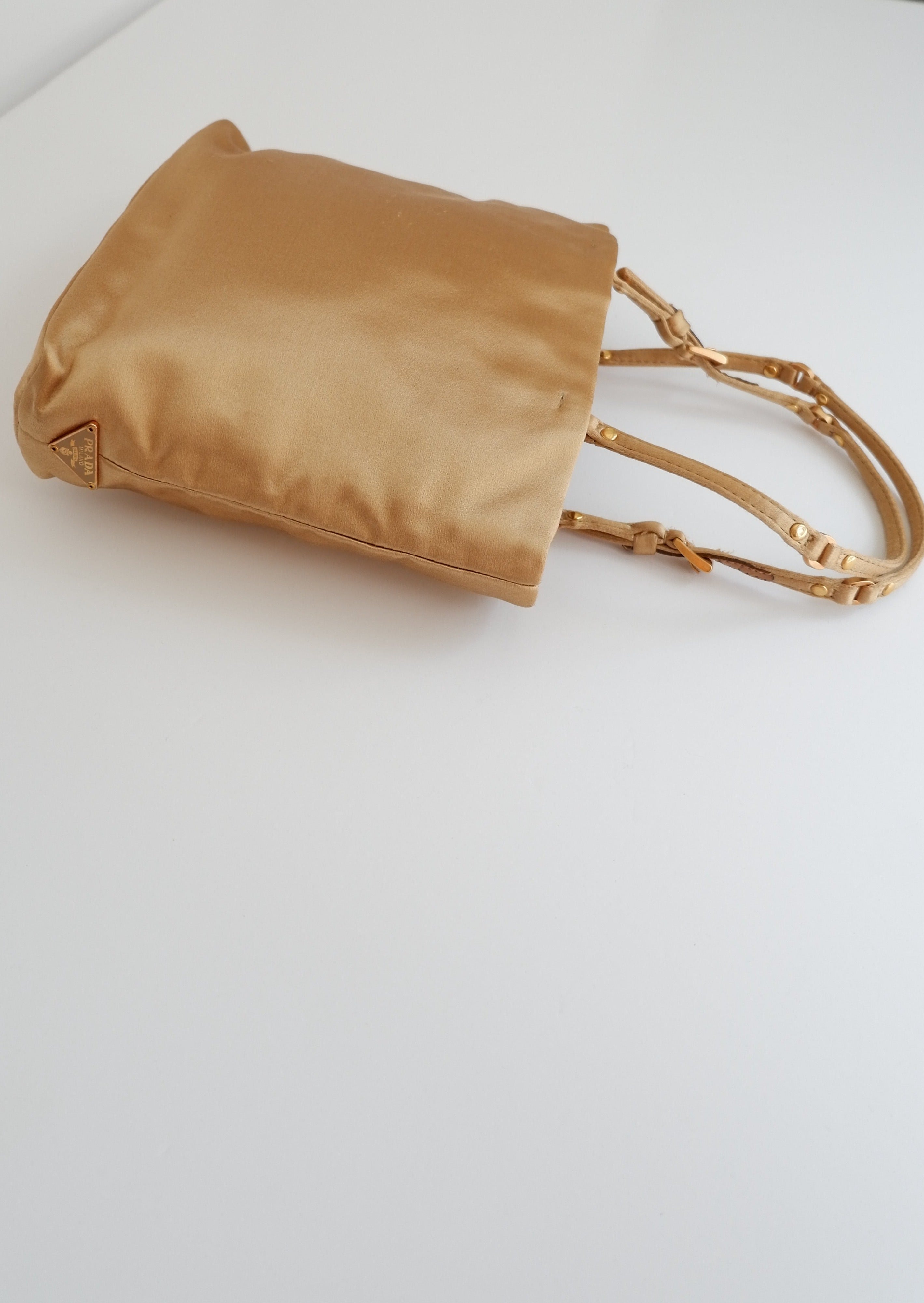 Mini sac à main Prada authentique d'occasion en satin doré