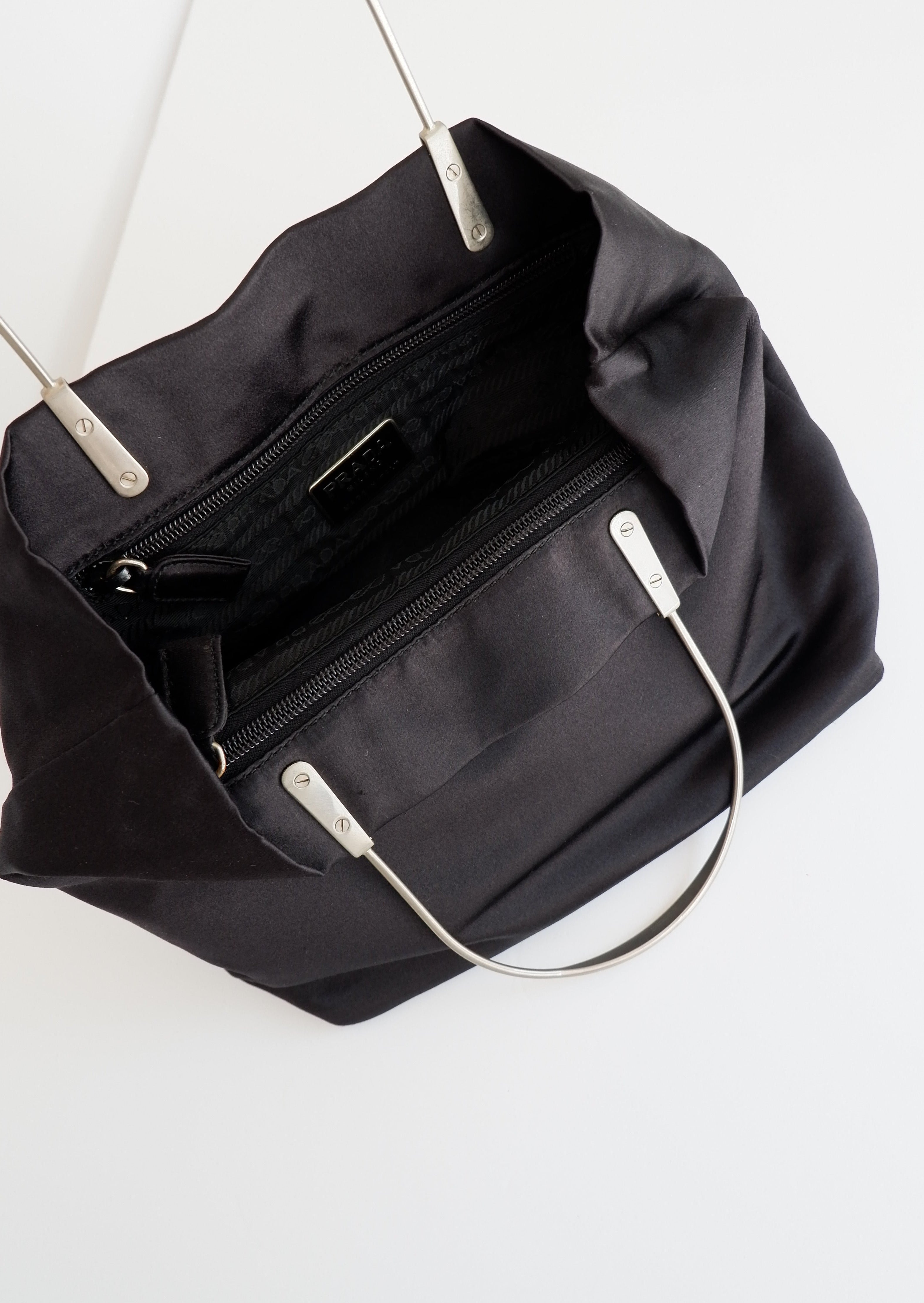 Authentique Sac à Main Vintage Prada en Satin Noir avec Anse en Métal