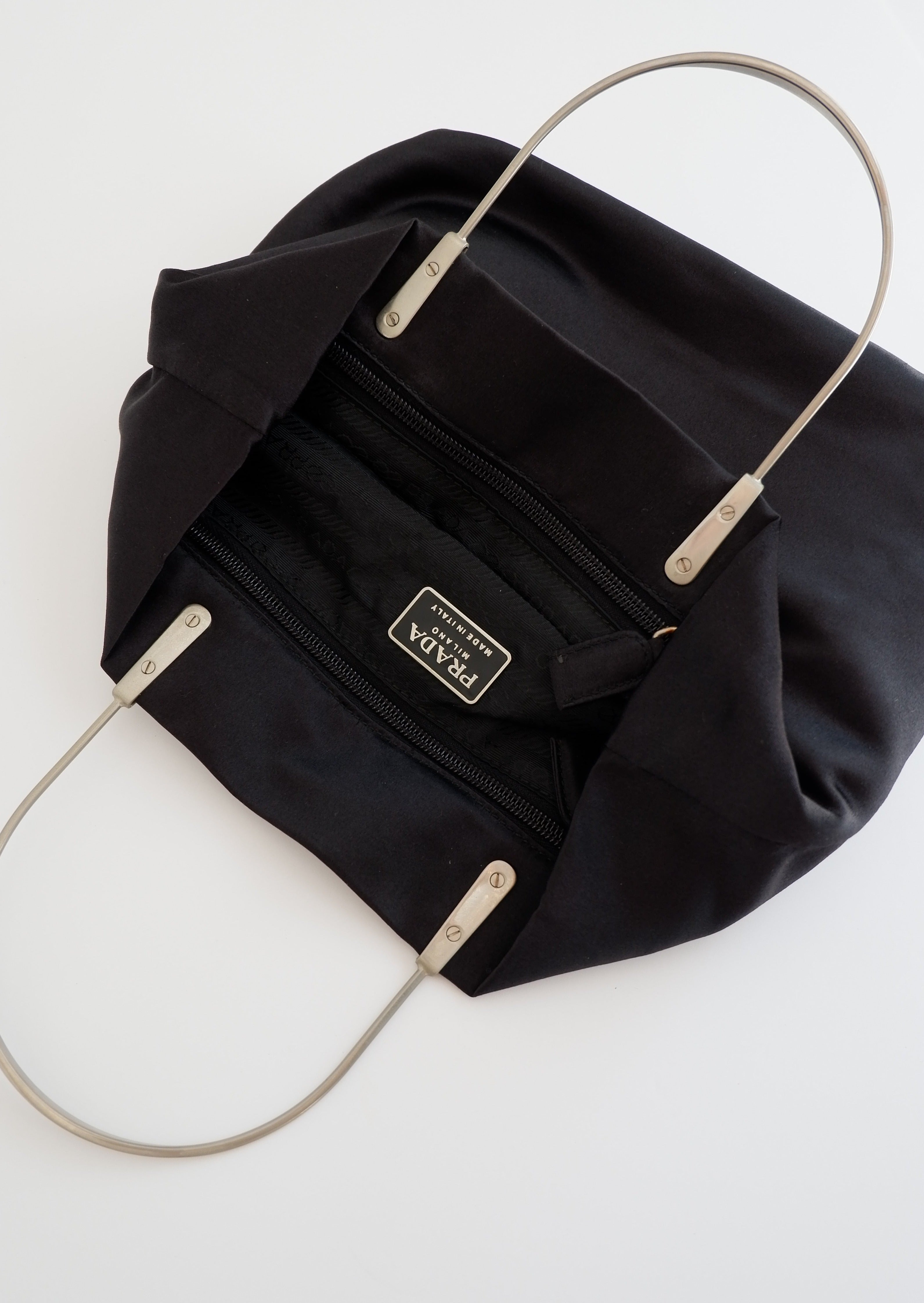 Authentique Sac à Main Vintage Prada en Satin Noir avec Anse en Métal