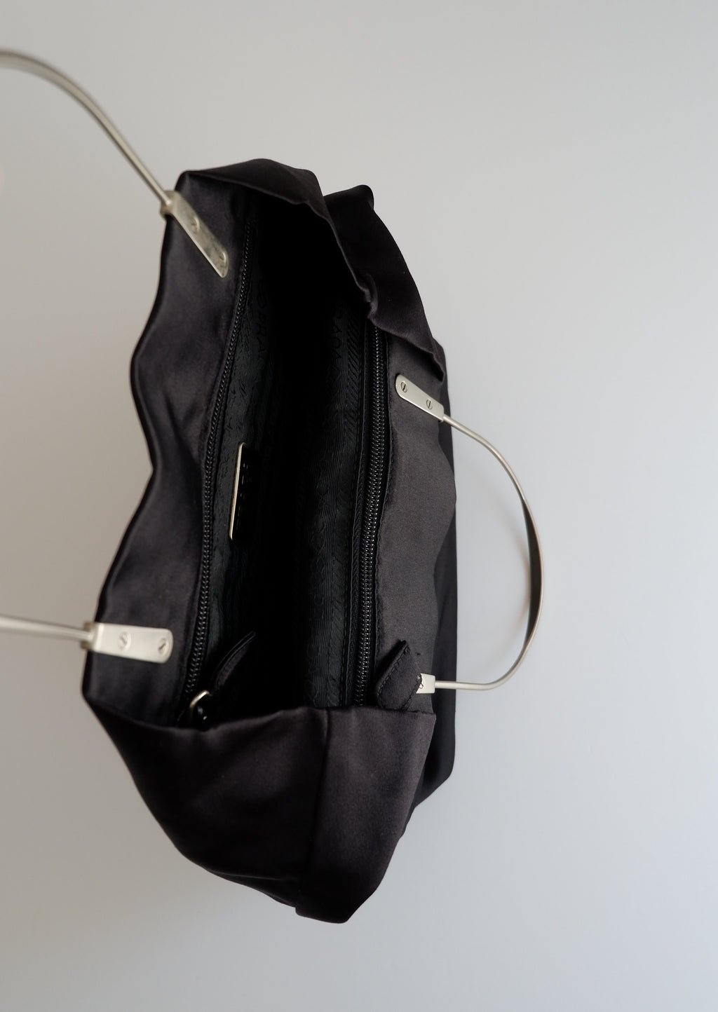 Authentique Sac à Main Vintage Prada en Satin Noir avec Anse en Métal