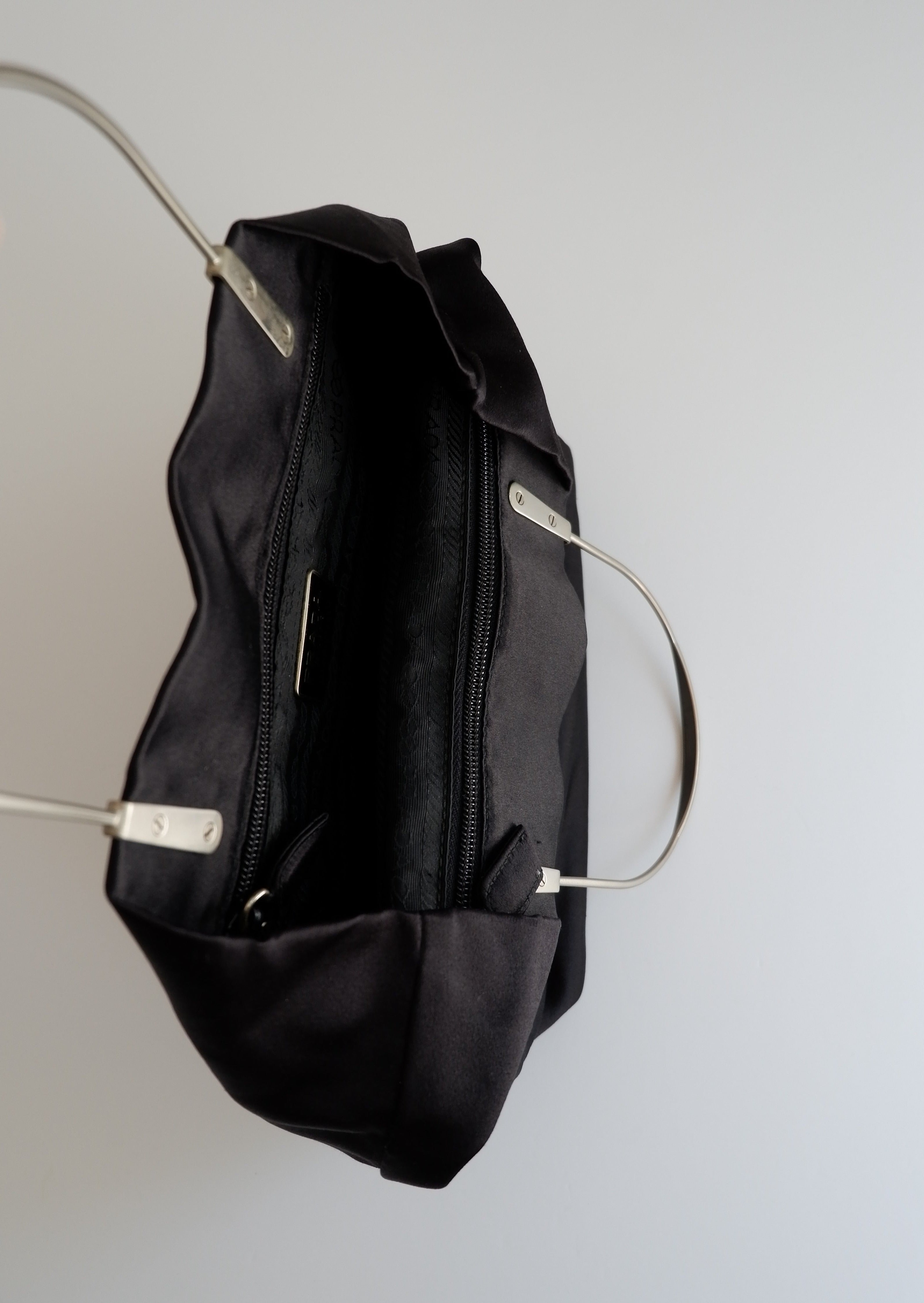Authentique Sac à Main Vintage Prada en Satin Noir avec Anse en Métal
