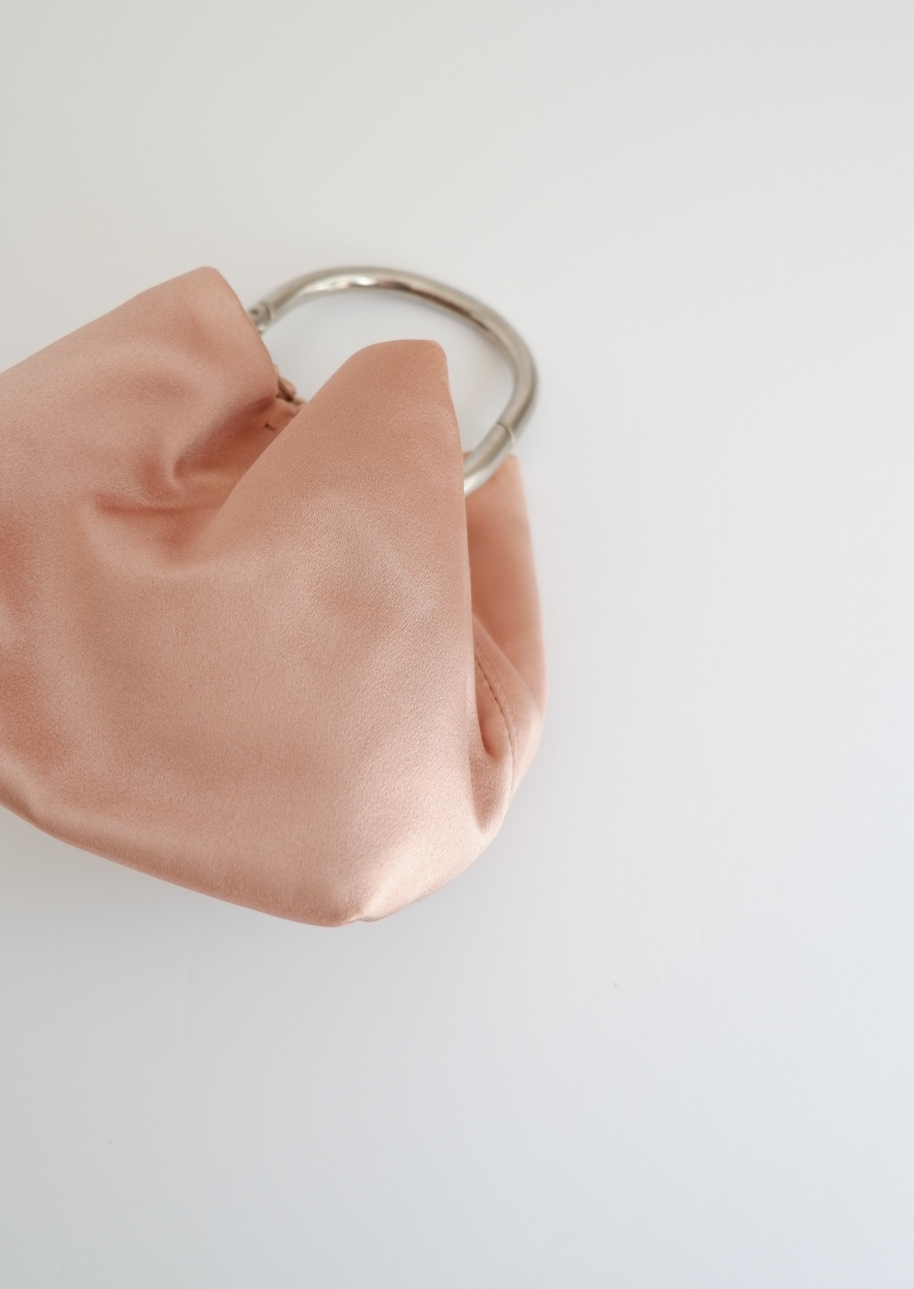 Authentique Pochette Prada Rose Satin Anse Anneau Argentée d'Occasion