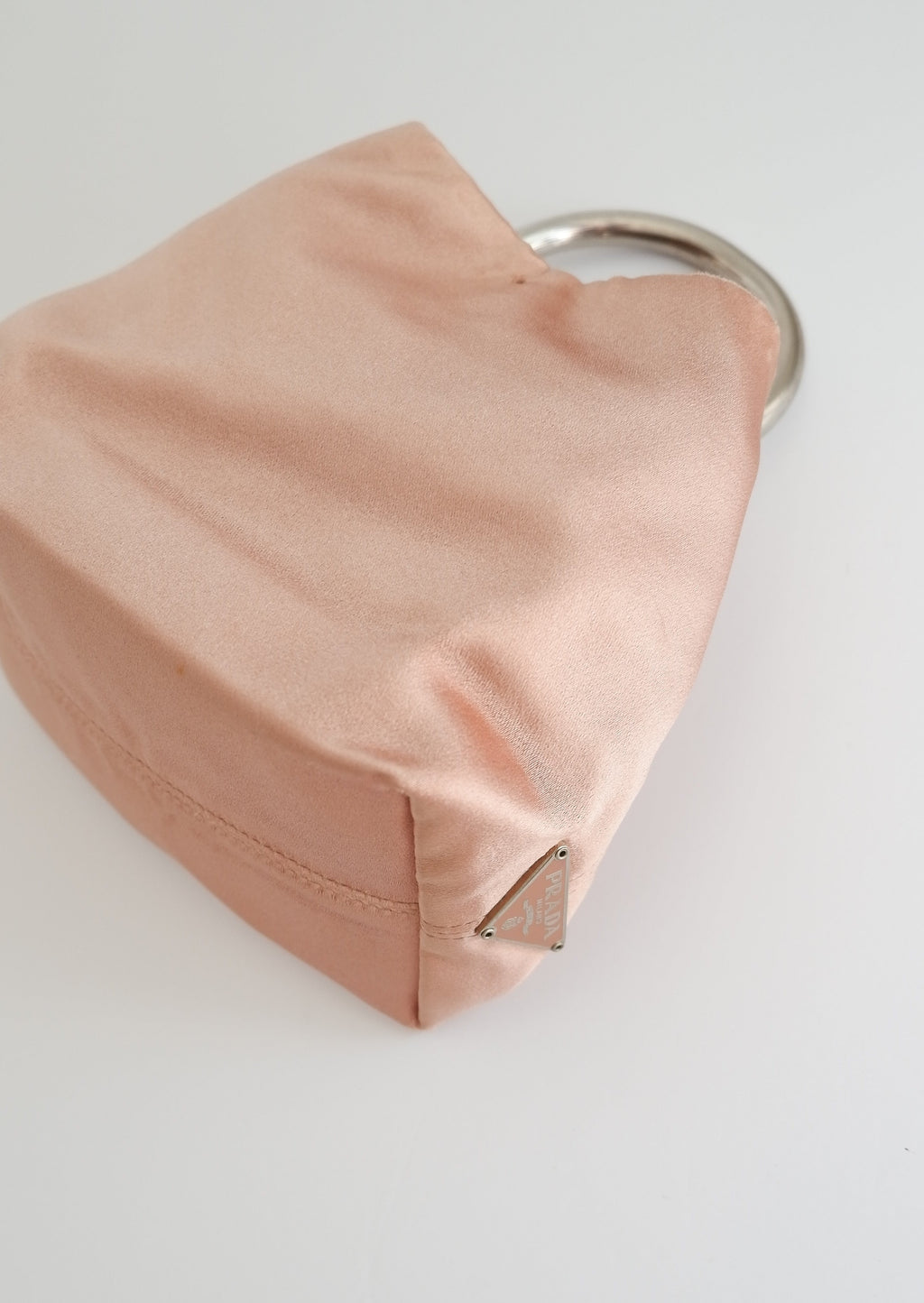Authentique Pochette Prada Rose Satin Anse Anneau Argentée d'Occasion