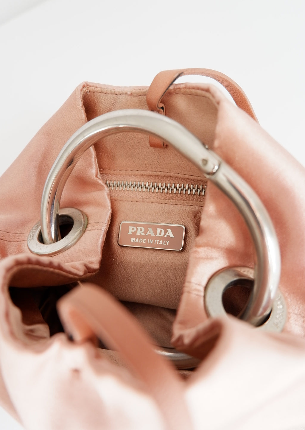 Authentique Pochette Prada Rose Satin Anse Anneau Argentée d'Occasion