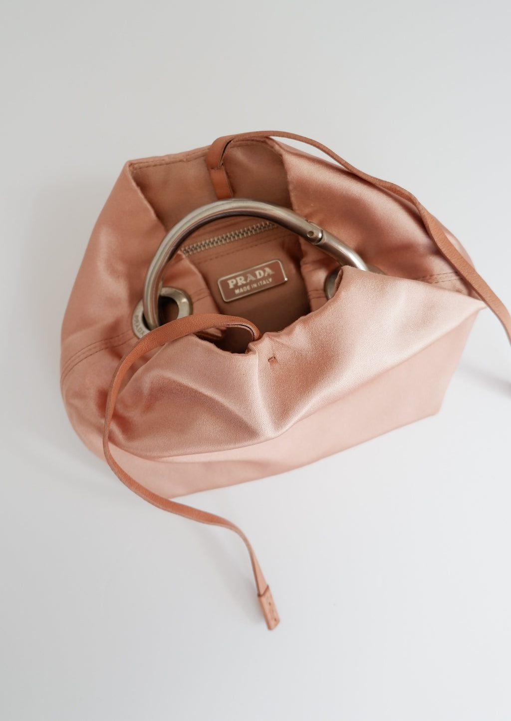 Authentique Pochette Prada Rose Satin Anse Anneau Argentée d'Occasion